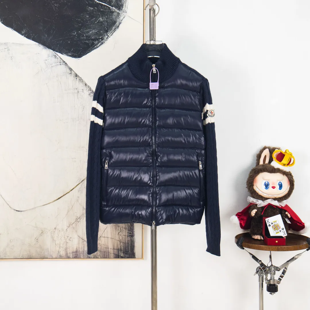 P660 zp version [exclusive supply] 2025 autumn and winter new style🆕down jacket top purchasing version MONCLER wool splicing sleeves, same style for men and women, down jacket jacket MONCLER/Moncler/mask new style. Each down jacket has been processed through at least 150 processes. The maximum fill power can reach 800➕ to make the wear warmer. 5A level standard. Use German anti-down needles up to 11 stitches every three centimeters. Precision sewing. Sleeve LOGO mark: The sleeve LOGO mark is made of wool, and the embroidery is made by Japanese Tajima machine. NFC chip: Both the sleeve wool embroidery mark and the inner wash mark can verify the NFC chip. Fabric: Light waterproof and breathable nylon cloth. Filling: 90% white duck down. Made of the best cloud velvet. Very high fluffy and very warm. Zipper: electroplated engraved logo zipper consistent with the original version. Embroidery: made by Japanese Tajima embroidery machine. Accessories: main label. Wash label. Tags and packaging are all original and complete Color: blue black Size: S M L XL 2XL Number: MM10601