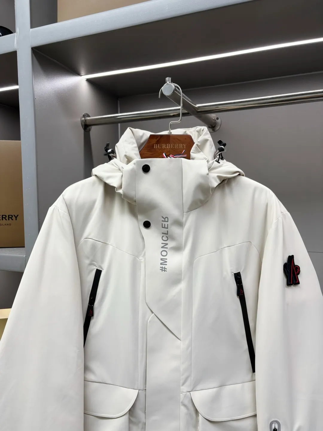 P1160 Moncler men's outdoor casual hooded down jacket. High-end and light luxury fashion style, practical and versatile style. The upper body is light, comfortable and stylish, light and warm without being bulky. It is especially favored by men of different ages. Men's outdoor hooded down jacket is designed with classic lamination technology. It is a practical item for cold weather. It gives you the most comfortable warmth this winter. The upper body is light, warm and handsome! The outer layer of the down jacket is made of high-quality 100% nylon fabric and is filled with 90% white goose down. The down jacket provides warmth and protection without losing fashion style. The streamlined silhouette combines luxurious style and comfortable texture. The sleeve arms are classic and exquisite, like the MON logo and the scissors logo! The placket is simple and elegant, with imported YKK waterproof zippers. Intimate diagonal pockets on both sides of the body are equipped with zippers, and the hem is tightened with ribbed adjustable buckles. The down jacket is made of lightweight micro chic fabric. This hooded jacket comes in classic colors and is a practical design item that is easy to match in a man's wardrobe. Size: M-XXXL Color: Black Beige
