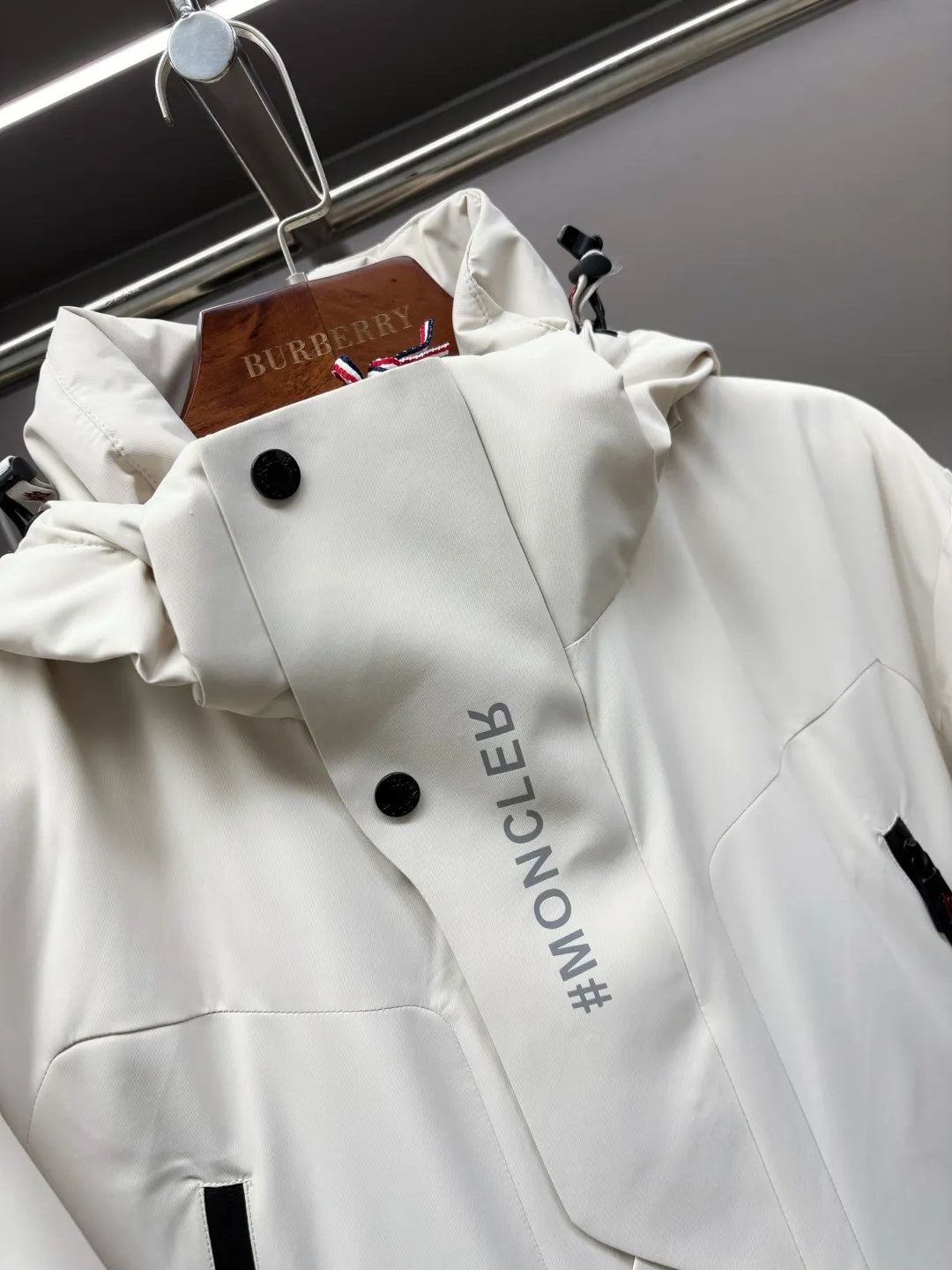 P1160 Moncler men's outdoor casual hooded down jacket. High-end and light luxury fashion style, practical and versatile style. The upper body is light, comfortable and stylish, light and warm without being bulky. It is especially favored by men of different ages. Men's outdoor hooded down jacket is designed with classic lamination technology. It is a practical item for cold weather. It gives you the most comfortable warmth this winter. The upper body is light, warm and handsome! The outer layer of the down jacket is made of high-quality 100% nylon fabric and is filled with 90% white goose down. The down jacket provides warmth and protection without losing fashion style. The streamlined silhouette combines luxurious style and comfortable texture. The sleeve arms are classic and exquisite, like the MON logo and the scissors logo! The placket is simple and elegant, with imported YKK waterproof zippers. Intimate diagonal pockets on both sides of the body are equipped with zippers, and the hem is tightened with ribbed adjustable buckles. The down jacket is made of lightweight micro chic fabric. This hooded jacket comes in classic colors and is a practical design item that is easy to match in a man's wardrobe. Size: M-XXXL Color: Black Beige