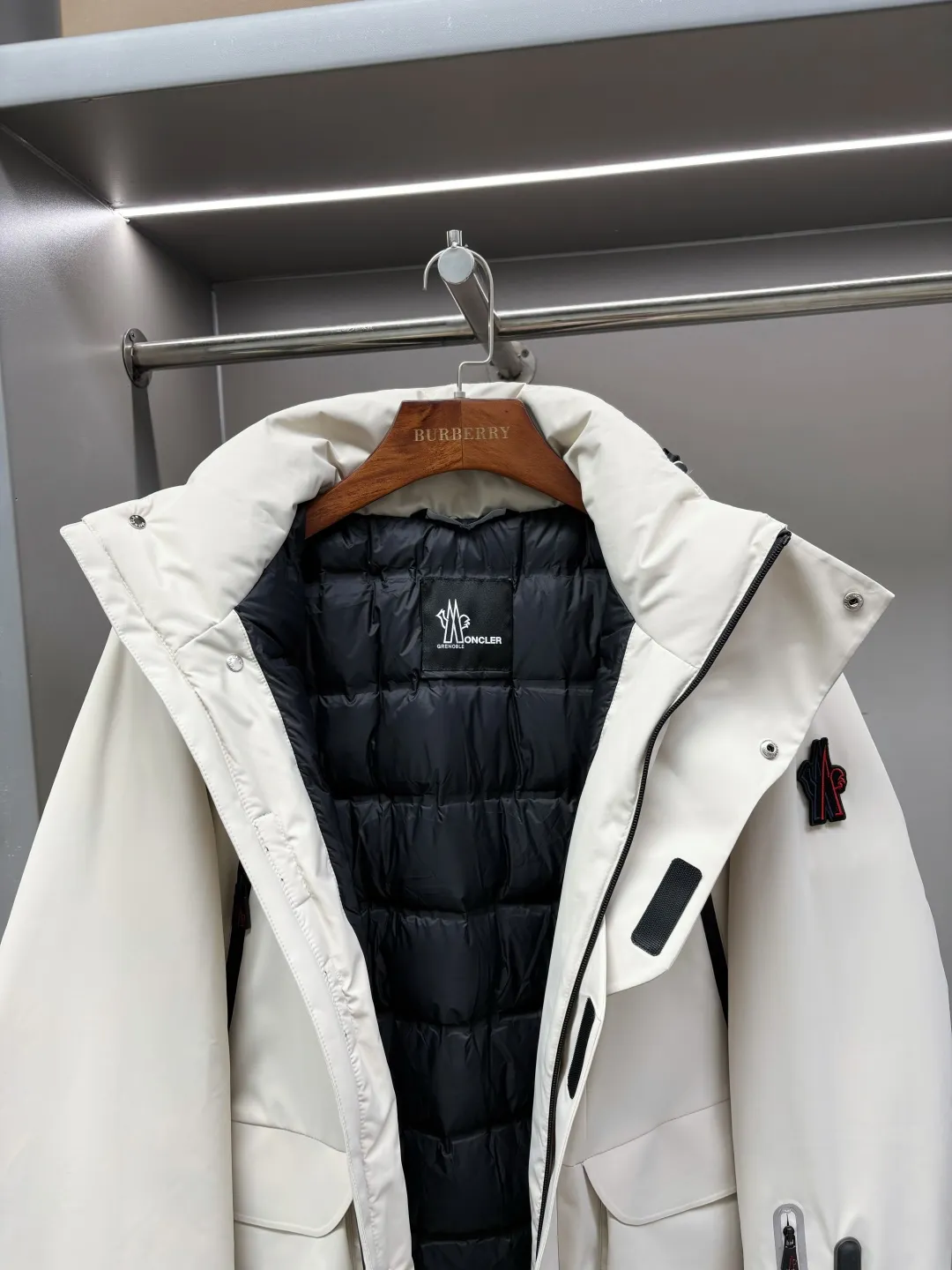 P1160 Moncler men's outdoor casual hooded down jacket. High-end and light luxury fashion style, practical and versatile style. The upper body is light, comfortable and stylish, light and warm without being bulky. It is especially favored by men of different ages. Men's outdoor hooded down jacket is designed with classic lamination technology. It is a practical item for cold weather. It gives you the most comfortable warmth this winter. The upper body is light, warm and handsome! The outer layer of the down jacket is made of high-quality 100% nylon fabric and is filled with 90% white goose down. The down jacket provides warmth and protection without losing fashion style. The streamlined silhouette combines luxurious style and comfortable texture. The sleeve arms are classic and exquisite, like the MON logo and the scissors logo! The placket is simple and elegant, with imported YKK waterproof zippers. Intimate diagonal pockets on both sides of the body are equipped with zippers, and the hem is tightened with ribbed adjustable buckles. The down jacket is made of lightweight micro chic fabric. This hooded jacket comes in classic colors and is a practical design item that is easy to match in a man's wardrobe. Size: M-XXXL Color: Black Beige