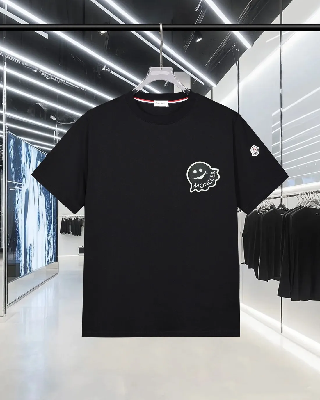 P150 MONCLER/muzzled 300g pure cotton round neck short-sleeved T-shirt. Brand classic. Three-dimensional monster offset letter LOGO embossing process. 2025ss official synchronization. High version. High quality. Fashionable personality. Versatile trend. Pure original quality. Original fabric. Tag. Collar label. Washed wheat. Three labels complete. Color: Black. White. Size: S M L XL XXL