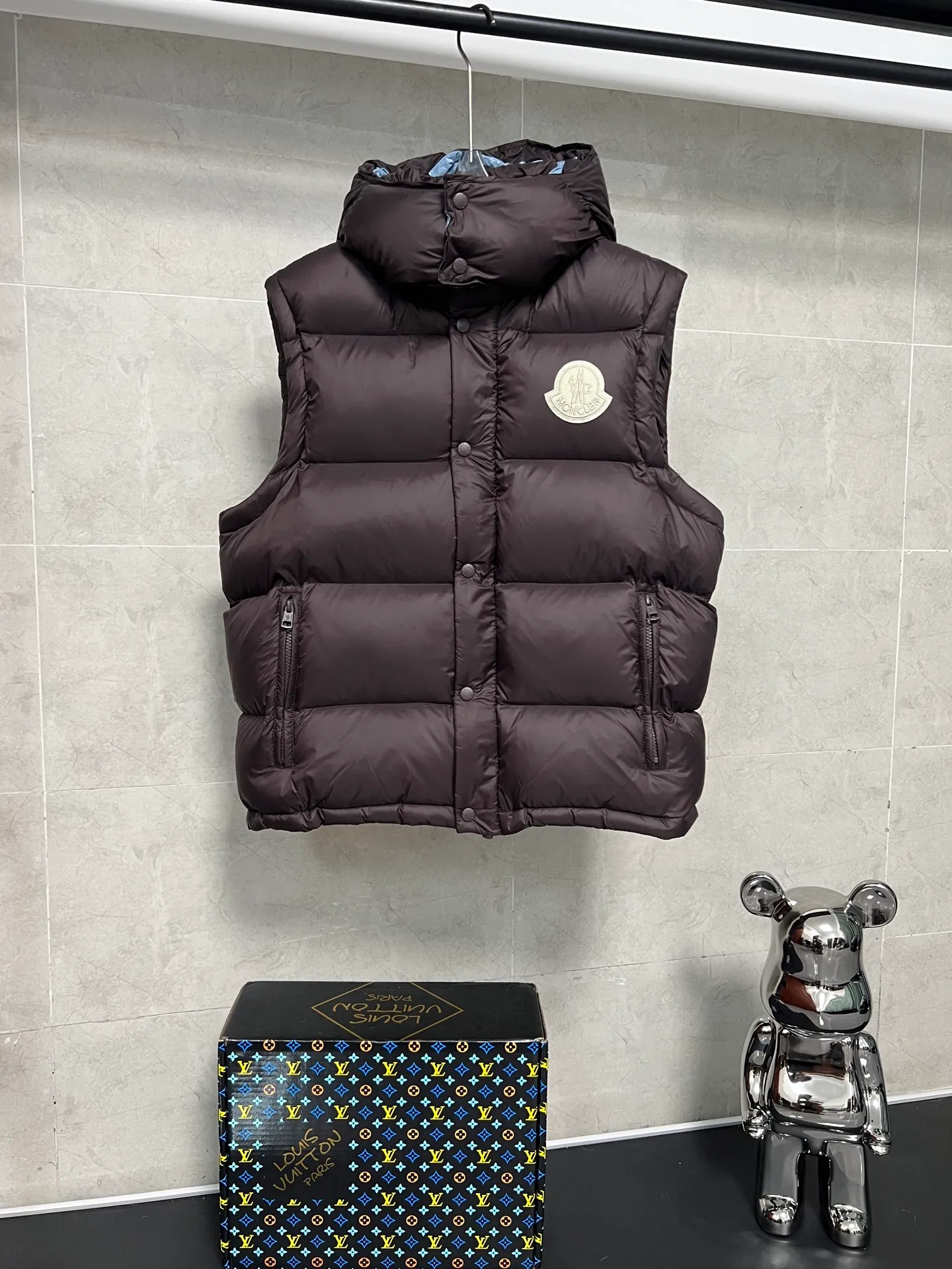 P840 Moncler Mouth Cyclone 2-in-1 Mouth Mouth New Autumn and Winter Down Jacket Stand-up collar, hooded and detachable sleeve design, one garment can be worn in a variety of styles, suitable for various looks; Made of custom-made windproof and rain-proof fabric, anti-wrinkle, anti-static and quick-drying, soft and skin-friendly, and extremely comfortable for the upper body; Stand-up collar and hooded design, combining business and leisure A down jacket; filled with 90% goose down, warm, fluffy and soft; made in brand factories, with impeccable quality and details; decorated with the brand logo on the chest, highly recognizable; a down jacket suitable for various occasions, with unparalleled warmth Size: 12345
