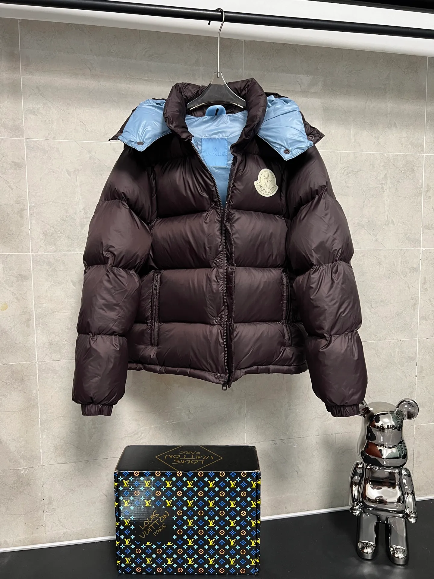 P840 Moncler Mouth Cyclone 2-in-1 Mouth Mouth New Autumn and Winter Down Jacket Stand-up collar, hooded and detachable sleeve design, one garment can be worn in a variety of styles, suitable for various looks; Made of custom-made windproof and rain-proof fabric, anti-wrinkle, anti-static and quick-drying, soft and skin-friendly, and extremely comfortable for the upper body; Stand-up collar and hooded design, combining business and leisure A down jacket; filled with 90% goose down, warm, fluffy and soft; made in brand factories, with impeccable quality and details; decorated with the brand logo on the chest, highly recognizable; a down jacket suitable for various occasions, with unparalleled warmth Size: 12345