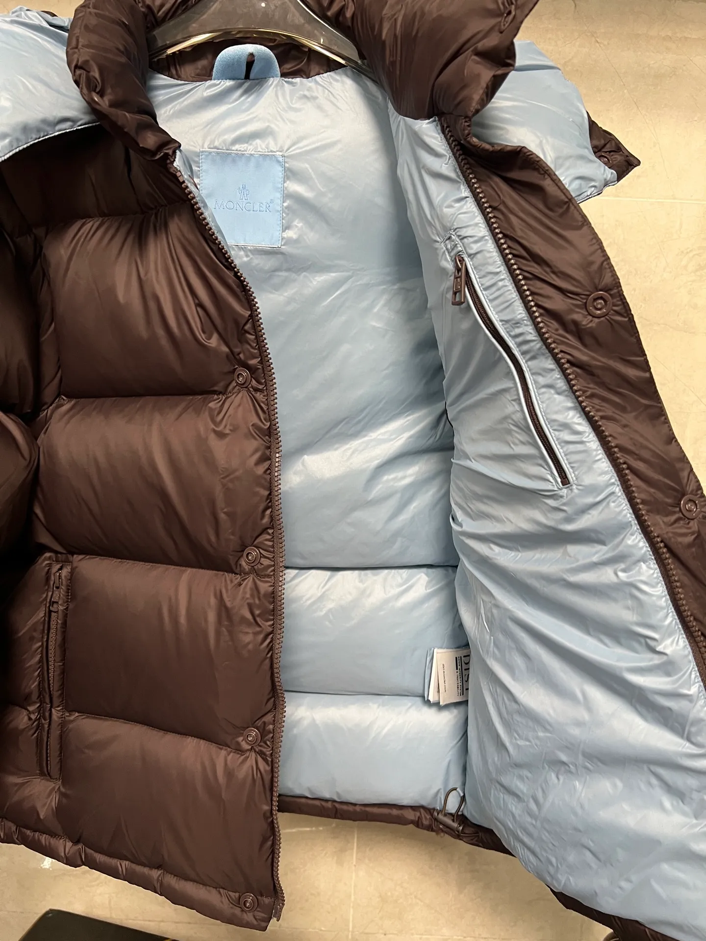 P840 Moncler Mouth Cyclone 2-in-1 Mouth Mouth New Autumn and Winter Down Jacket Stand-up collar, hooded and detachable sleeve design, one garment can be worn in a variety of styles, suitable for various looks; Made of custom-made windproof and rain-proof fabric, anti-wrinkle, anti-static and quick-drying, soft and skin-friendly, and extremely comfortable for the upper body; Stand-up collar and hooded design, combining business and leisure A down jacket; filled with 90% goose down, warm, fluffy and soft; made in brand factories, with impeccable quality and details; decorated with the brand logo on the chest, highly recognizable; a down jacket suitable for various occasions, with unparalleled warmth Size: 12345