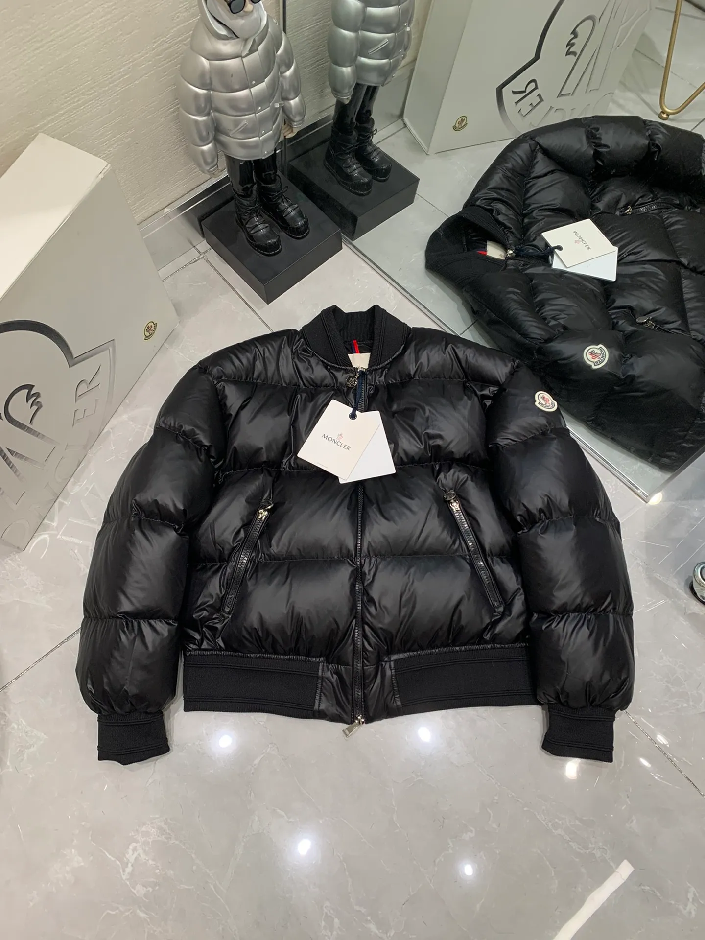 P640 Moncler Women's Merlat Quilted Soft Shell Fabric Down Bomber Jacket, the same style as Jolin Tsai, there are many purchasing agents, it is a very popular style, highly recommended. New products for early autumn: Merlat women's down jacket and bomber jacket. The Merlat women's down bomber jacket plays with clever colors and has a fashionable and energetic design to interpret the campus sports style. The Merlat down jacket features a new bomber jacket design, inspired by the American school wear of the 1960s. This short down jacket is made of longue saison fabric, which is both lightweight and warm. This padded bomber jacket comes in a pop of color that's easy to pair with monochromatic or color-blocked looks. (j02) Made of longue saison fabric Longue saison lining Filled with down Rib knit collar and cuffs Zipper closure Zippered pockets Fabric: 100% nylon; Lining: 100% nylon; Filling Down content: 90% white goose down; Except for trim;
