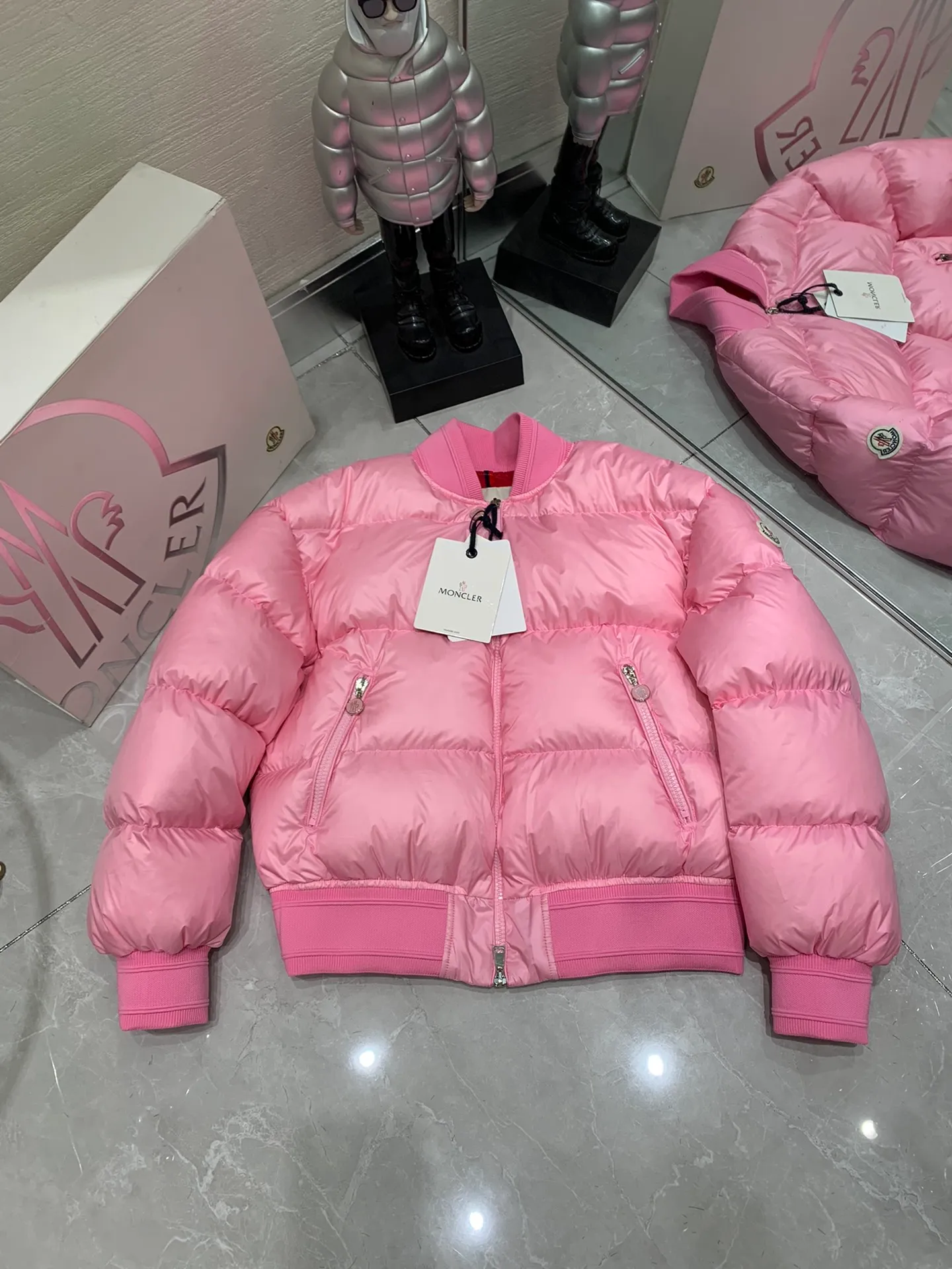 P640 Moncler Women's Merlat Quilted Soft Shell Fabric Down Bomber Jacket, the same style as Jolin Tsai, there are many purchasing agents, it is a very popular style, highly recommended. New products for early autumn: Merlat women's down jacket and bomber jacket. The Merlat women's down bomber jacket plays with clever colors and has a fashionable and energetic design to interpret the campus sports style. The Merlat down jacket features a new bomber jacket design, inspired by the American school wear of the 1960s. This short down jacket is made of longue saison fabric, which is both lightweight and warm. This padded bomber jacket comes in a pop of color that's easy to pair with monochromatic or color-blocked looks. (j02) Made of longue saison fabric Longue saison lining Filled with down Rib knit collar and cuffs Zipper closure Zippered pockets Fabric: 100% nylon; Lining: 100% nylon; Filling Down content: 90% white goose down; Except for trim;