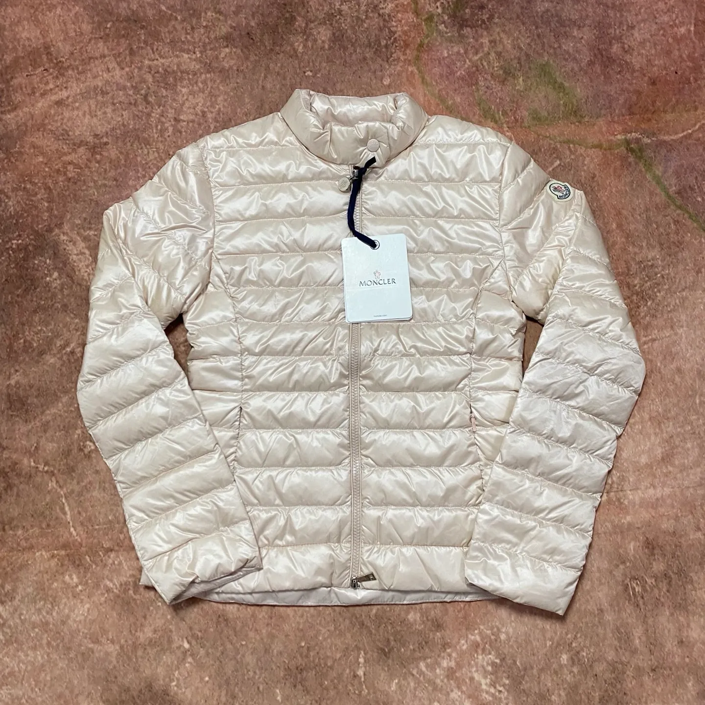 P680 women's Moncler 25 new lgelle lightweight stand-up collar short down jacket, with classic quilting design to outline a slim silhouette. The stand-up collar details enhance the temperament, while being light and warm. Wear it as a layer during spring or winter, and you can easily weather the changing weather in one piece. Choose from three colors to suit your style: low-key black, pure white, and gentle nude—three high-end tones, suitable for different occasions and styles. The short cut lengthens the proportion, and even a small person can wear it with long legs! The choice of quality: duck down filling, which has both fluffiness and warmth, is light and weightless. The details show ingenuity and craftsmanship. Color: black, pink and white. Size: 1 2 3 4