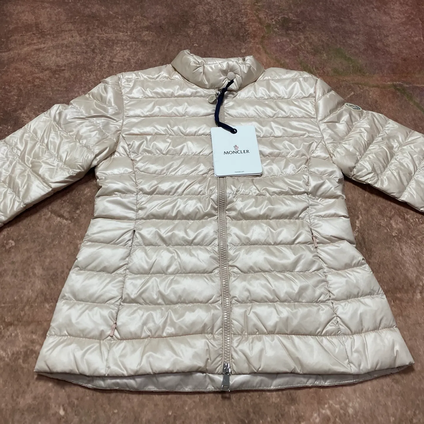 P680 women's Moncler 25 new lgelle lightweight stand-up collar short down jacket, with classic quilting design to outline a slim silhouette. The stand-up collar details enhance the temperament, while being light and warm. Wear it as a layer during spring or winter, and you can easily weather the changing weather in one piece. Choose from three colors to suit your style: low-key black, pure white, and gentle nude—three high-end tones, suitable for different occasions and styles. The short cut lengthens the proportion, and even a small person can wear it with long legs! The choice of quality: duck down filling, which has both fluffiness and warmth, is light and weightless. The details show ingenuity and craftsmanship. Color: black, pink and white. Size: 1 2 3 4
