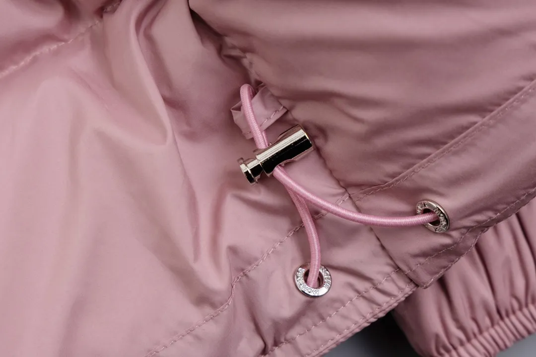P720 top version Moncler/mask 24FWMarie70 winter women's down jacket, genuine synchronous anti-counterfeiting chip sensor! National standard 90 white duck down, high version of the classic series, never false goose down and other series of misleading! 15D nylon fabric/lining is of the highest standard, never velvet! The auxiliary materials and hardware are all custom-made from the original factory, 100% restoring the replica quality! The perfect combination of every link ensures the smoothness of each piece of clothing. Color: white pink