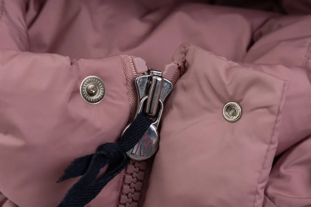 P720 top version Moncler/mask 24FWMarie70 winter women's down jacket, genuine synchronous anti-counterfeiting chip sensor! National standard 90 white duck down, high version of the classic series, never false goose down and other series of misleading! 15D nylon fabric/lining is of the highest standard, never velvet! The auxiliary materials and hardware are all custom-made from the original factory, 100% restoring the replica quality! The perfect combination of every link ensures the smoothness of each piece of clothing. Color: white pink