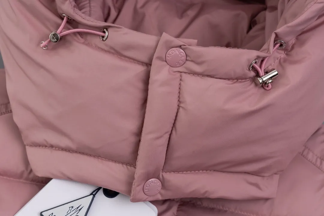 P720 top version Moncler/mask 24FWMarie70 winter women's down jacket, genuine synchronous anti-counterfeiting chip sensor! National standard 90 white duck down, high version of the classic series, never false goose down and other series of misleading! 15D nylon fabric/lining is of the highest standard, never velvet! The auxiliary materials and hardware are all custom-made from the original factory, 100% restoring the replica quality! The perfect combination of every link ensures the smoothness of each piece of clothing. Color: white pink
