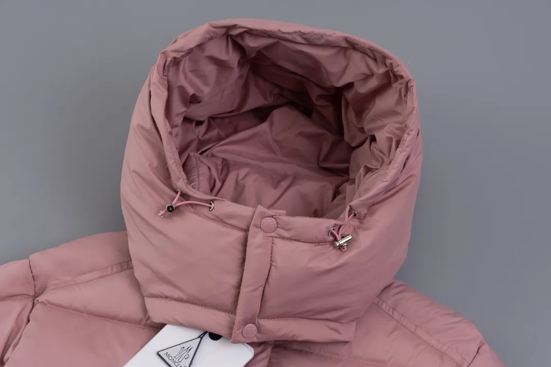 P720 top version Moncler/mask 24FWMarie70 winter women's down jacket, genuine synchronous anti-counterfeiting chip sensor! National standard 90 white duck down, high version of the classic series, never false goose down and other series of misleading! 15D nylon fabric/lining is of the highest standard, never velvet! The auxiliary materials and hardware are all custom-made from the original factory, 100% restoring the replica quality! The perfect combination of every link ensures the smoothness of each piece of clothing. Color: white pink