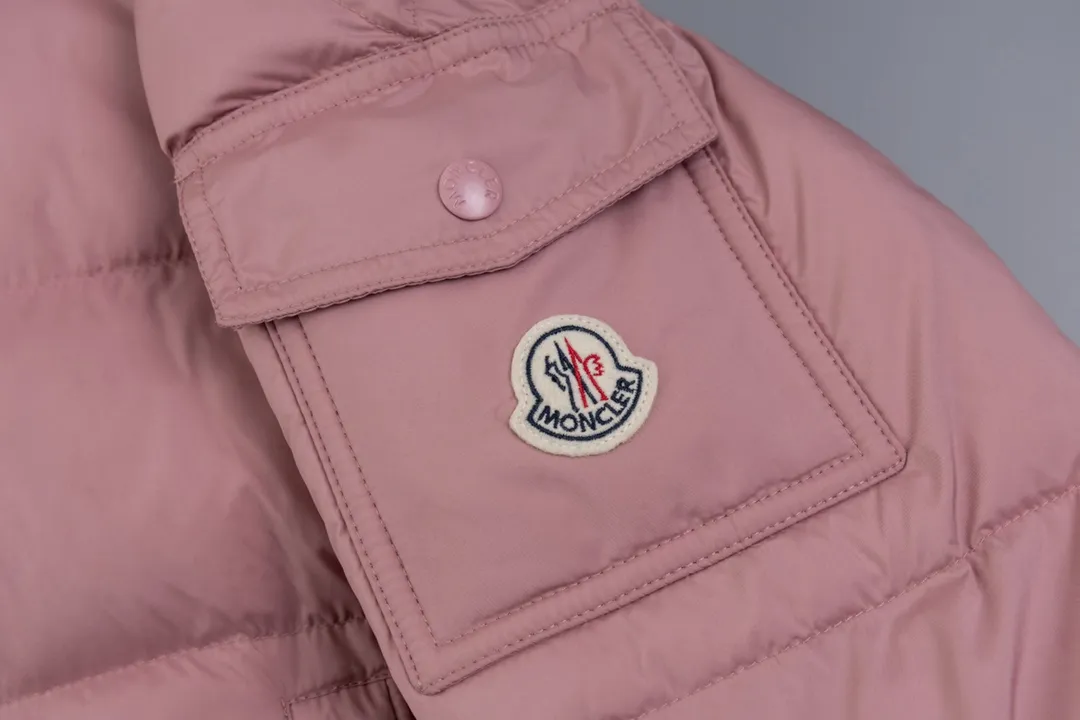 P720 top version Moncler/mask 24FWMarie70 winter women's down jacket, genuine synchronous anti-counterfeiting chip sensor! National standard 90 white duck down, high version of the classic series, never false goose down and other series of misleading! 15D nylon fabric/lining is of the highest standard, never velvet! The auxiliary materials and hardware are all custom-made from the original factory, 100% restoring the replica quality! The perfect combination of every link ensures the smoothness of each piece of clothing. Color: white pink