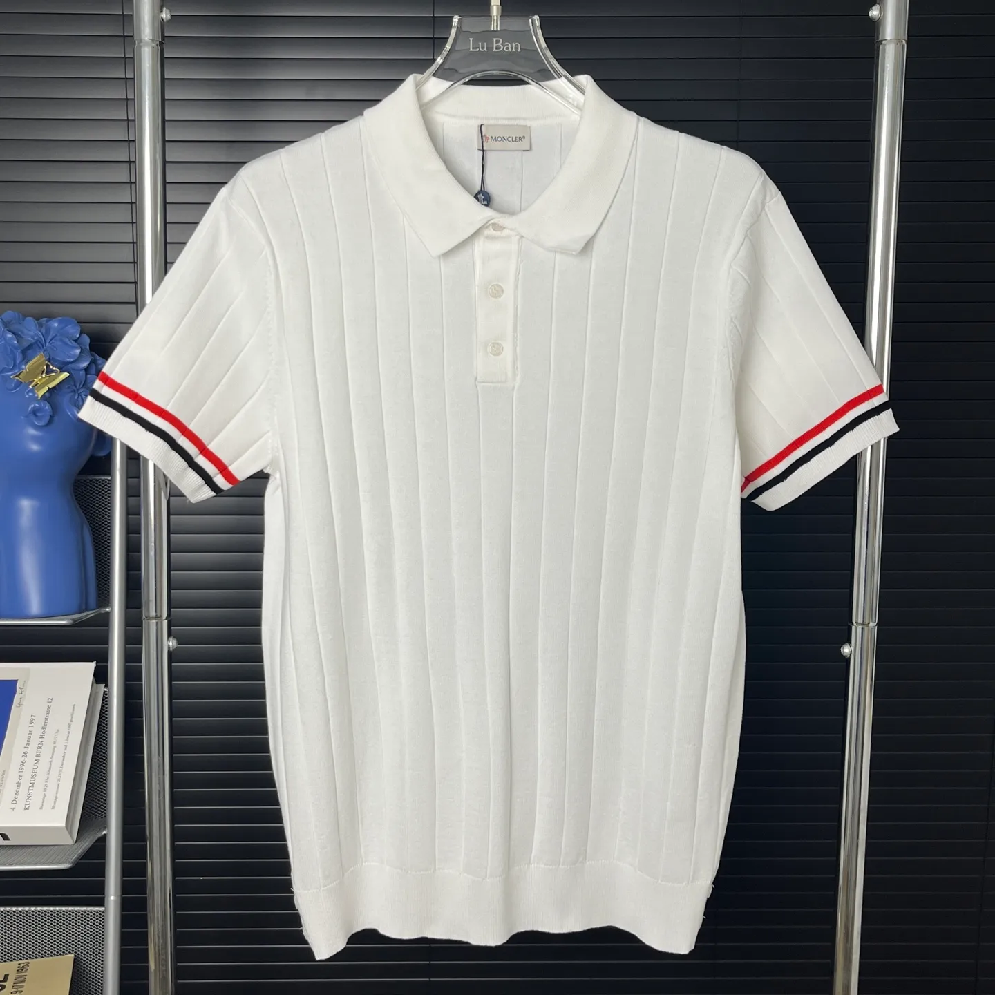 P210 A118 (Long-term replenishment, next day arrival) moncler 25ss knitted sweater polo short-sleeved original fabric, the same style as the official website, non-recycled yarn, high version, independently custom-woven fabric, soft and stereotyped, no deformation after washing, no gradient color difference in the fabric, no color fading in washing, no corners cut on the reverse side, the overall routing is straight and delicate, the fabric is comfortable and soft, the color is consistent and no color difference It can be matched with the same style to create a fashionable look, and can be used in various occasions. Customized accessories, complete with three standards, same style for men and women!  Color: Black White Size: M~3XL