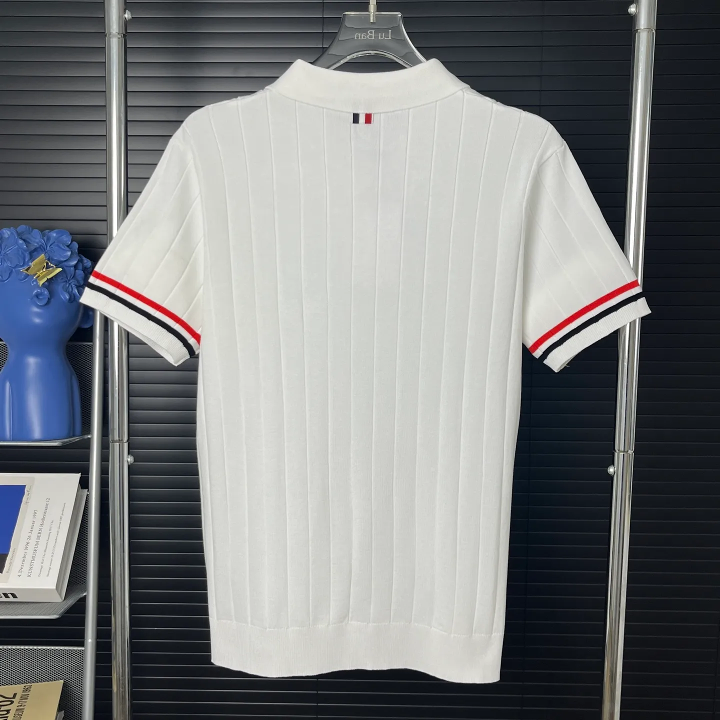 P210 A118 (Long-term replenishment, next day arrival) moncler 25ss knitted sweater polo short-sleeved original fabric, the same style as the official website, non-recycled yarn, high version, independently custom-woven fabric, soft and stereotyped, no deformation after washing, no gradient color difference in the fabric, no color fading in washing, no corners cut on the reverse side, the overall routing is straight and delicate, the fabric is comfortable and soft, the color is consistent and no color difference It can be matched with the same style to create a fashionable look, and can be used in various occasions. Customized accessories, complete with three standards, same style for men and women!  Color: Black White Size: M~3XL