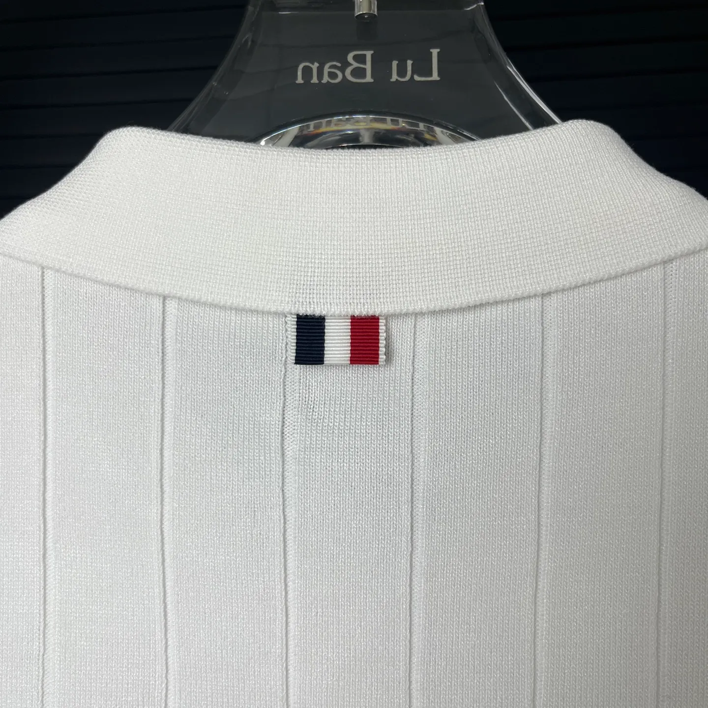 P210 A118 (Long-term replenishment, next day arrival) moncler 25ss knitted sweater polo short-sleeved original fabric, the same style as the official website, non-recycled yarn, high version, independently custom-woven fabric, soft and stereotyped, no deformation after washing, no gradient color difference in the fabric, no color fading in washing, no corners cut on the reverse side, the overall routing is straight and delicate, the fabric is comfortable and soft, the color is consistent and no color difference It can be matched with the same style to create a fashionable look, and can be used in various occasions. Customized accessories, complete with three standards, same style for men and women!  Color: Black White Size: M~3XL