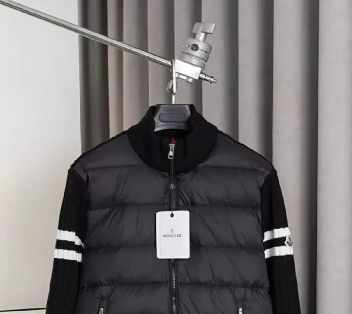 P430 MONCLER muffled armband knitted down jacket Made of 460g terry fabric with clear lines. Original order customization 1:1 with smooth and delicate lines. Better texture. Not easy to deform, not easy to shrink, not easy to fade. Maintains long-lasting beauty. Color Black Gray Size S-XL