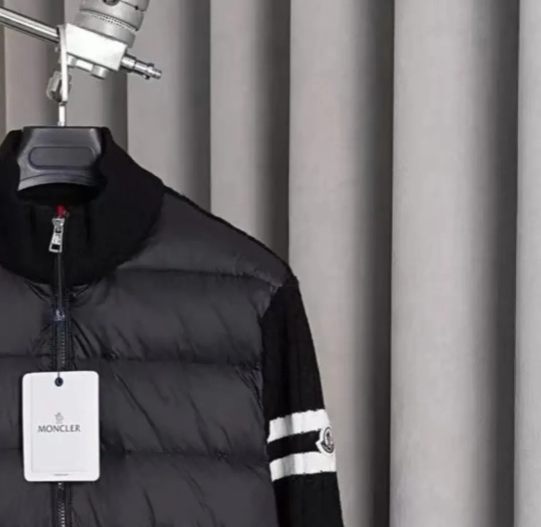 P430 MONCLER muffled armband knitted down jacket Made of 460g terry fabric with clear lines. Original order customization 1:1 with smooth and delicate lines. Better texture. Not easy to deform, not easy to shrink, not easy to fade. Maintains long-lasting beauty. Color Black Gray Size S-XL