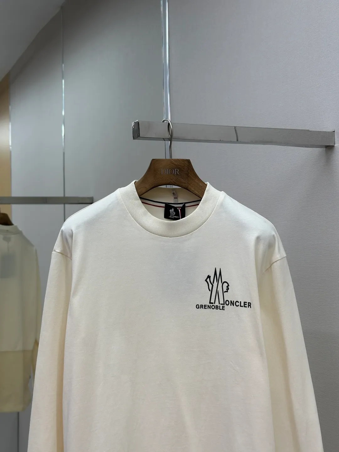 P370 Masked MONCLER letter logo long-sleeved sweatshirt Process description: Using high-quality craftsmanship and detailed design. The fabric is made of 230g double-ply combed cotton to ensure softness, comfort and durability. It has been fermented and washed to enhance softness and give it a natural vintage texture. 1*1 ribbed collar and cuffs provide better elasticity and fit. In terms of decoration, high-temperature heat transfer technology is used to present the brand logo, and the pattern is firm and not easy to fall off. The unique fabric splicing design enhances the visual layering. Customized 1:1 ribbons and trademarks highlight the brand’s exclusive identity and ensure overall coordination. The loose fit is combined with ergonomics, making it comfortable to wear and not restrictive, making it suitable for a variety of occasions. The overall craftsmanship focuses on the combination of practicality and aesthetics, showing a casual and fashionable style. Color: White Size: SMLXL