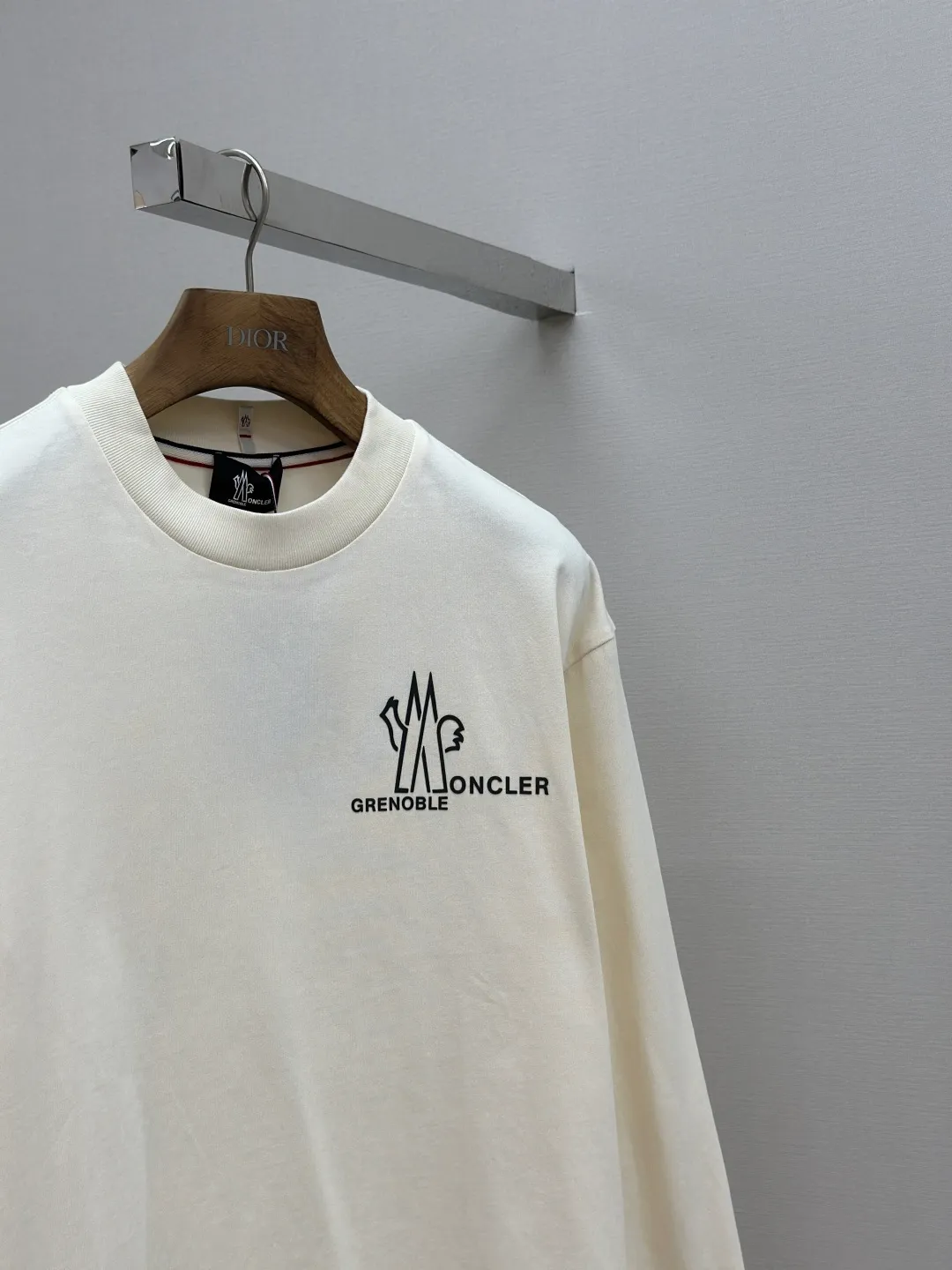 P370 Masked MONCLER letter logo long-sleeved sweatshirt Process description: Using high-quality craftsmanship and detailed design. The fabric is made of 230g double-ply combed cotton to ensure softness, comfort and durability. It has been fermented and washed to enhance softness and give it a natural vintage texture. 1*1 ribbed collar and cuffs provide better elasticity and fit. In terms of decoration, high-temperature heat transfer technology is used to present the brand logo, and the pattern is firm and not easy to fall off. The unique fabric splicing design enhances the visual layering. Customized 1:1 ribbons and trademarks highlight the brand’s exclusive identity and ensure overall coordination. The loose fit is combined with ergonomics, making it comfortable to wear and not restrictive, making it suitable for a variety of occasions. The overall craftsmanship focuses on the combination of practicality and aesthetics, showing a casual and fashionable style. Color: White Size: SMLXL