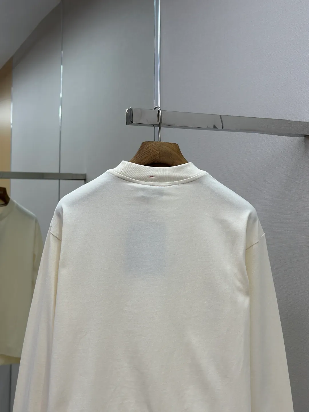 P370 Masked MONCLER letter logo long-sleeved sweatshirt Process description: Using high-quality craftsmanship and detailed design. The fabric is made of 230g double-ply combed cotton to ensure softness, comfort and durability. It has been fermented and washed to enhance softness and give it a natural vintage texture. 1*1 ribbed collar and cuffs provide better elasticity and fit. In terms of decoration, high-temperature heat transfer technology is used to present the brand logo, and the pattern is firm and not easy to fall off. The unique fabric splicing design enhances the visual layering. Customized 1:1 ribbons and trademarks highlight the brand’s exclusive identity and ensure overall coordination. The loose fit is combined with ergonomics, making it comfortable to wear and not restrictive, making it suitable for a variety of occasions. The overall craftsmanship focuses on the combination of practicality and aesthetics, showing a casual and fashionable style. Color: White Size: SMLXL