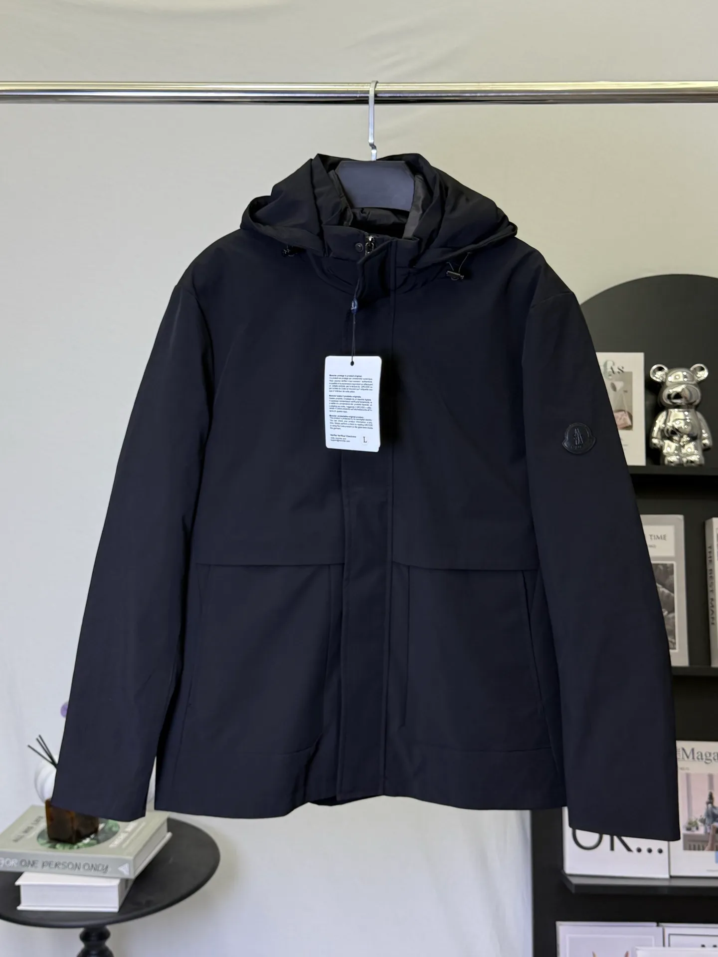 P950 💕This Moncler business line jacket combines "practical + luxury brand texture" 👇 • The details are all careful: matte black waterproof fabric + hidden hood, arm logo is low-key to show identity, large pockets can be used to stuff mobile phones/gloves, which is a favorite for commuters • Warmth is really hardcore: thickened velvet + removable liner (hidden buff!), it can withstand -10℃ in winter without any problem, and can be used for winter in the south or commuting in the north • Suitable for all occasions: wear it alone for smart business style, add a liner to instantly turn it into a cold-resistant weapon, pair it with trousers for an elite man, and pair it with jeans for a relaxed man. Want to spend the price of one piece on a "business + outdoor" dual-attribute jacket in autumn and winter? This one is a direct lock! Size L-4XL