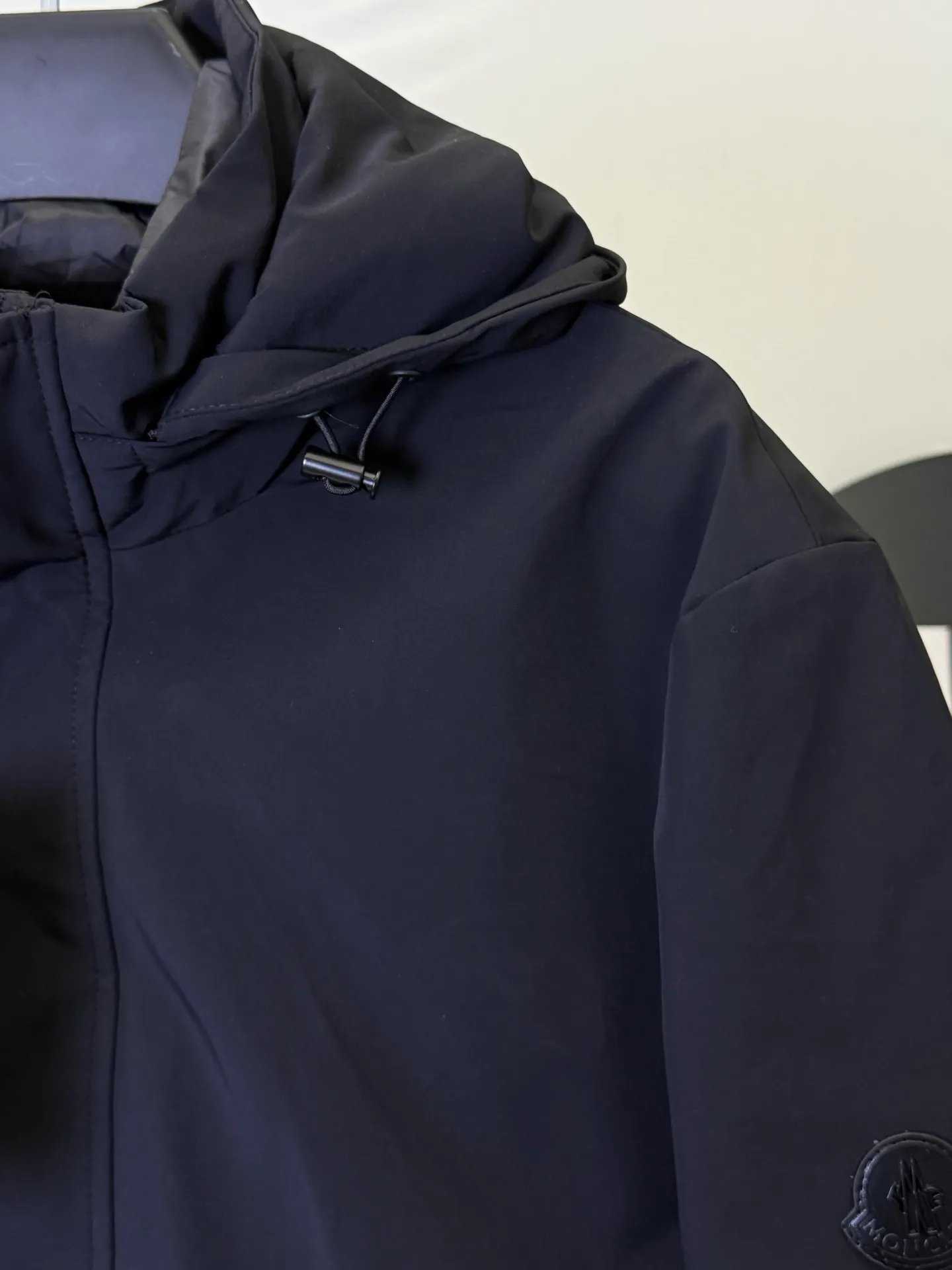 P950 💕This Moncler business line jacket combines "practical + luxury brand texture" 👇 • The details are all careful: matte black waterproof fabric + hidden hood, arm logo is low-key to show identity, large pockets can be used to stuff mobile phones/gloves, which is a favorite for commuters • Warmth is really hardcore: thickened velvet + removable liner (hidden buff!), it can withstand -10℃ in winter without any problem, and can be used for winter in the south or commuting in the north • Suitable for all occasions: wear it alone for smart business style, add a liner to instantly turn it into a cold-resistant weapon, pair it with trousers for an elite man, and pair it with jeans for a relaxed man. Want to spend the price of one piece on a "business + outdoor" dual-attribute jacket in autumn and winter? This one is a direct lock! Size L-4XL