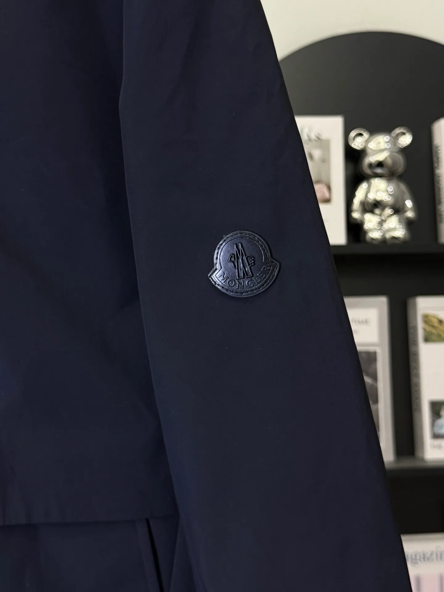 P950 💕This Moncler business line jacket combines "practical + luxury brand texture" 👇 • The details are all careful: matte black waterproof fabric + hidden hood, arm logo is low-key to show identity, large pockets can be used to stuff mobile phones/gloves, which is a favorite for commuters • Warmth is really hardcore: thickened velvet + removable liner (hidden buff!), it can withstand -10℃ in winter without any problem, and can be used for winter in the south or commuting in the north • Suitable for all occasions: wear it alone for smart business style, add a liner to instantly turn it into a cold-resistant weapon, pair it with trousers for an elite man, and pair it with jeans for a relaxed man. Want to spend the price of one piece on a "business + outdoor" dual-attribute jacket in autumn and winter? This one is a direct lock! Size L-4XL