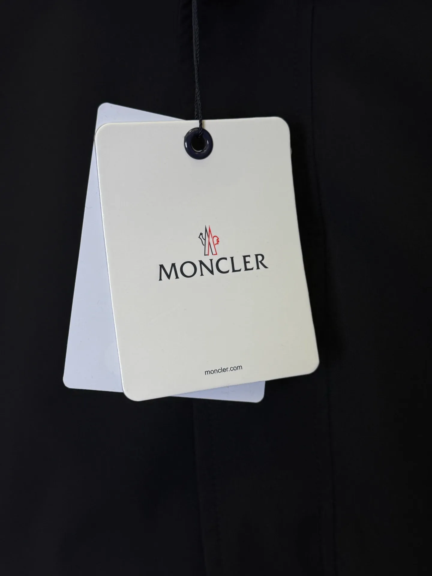 P950 💕This Moncler business line jacket combines "practical + luxury brand texture" 👇 • The details are all careful: matte black waterproof fabric + hidden hood, arm logo is low-key to show identity, large pockets can be used to stuff mobile phones/gloves, which is a favorite for commuters • Warmth is really hardcore: thickened velvet + removable liner (hidden buff!), it can withstand -10℃ in winter without any problem, and can be used for winter in the south or commuting in the north • Suitable for all occasions: wear it alone for smart business style, add a liner to instantly turn it into a cold-resistant weapon, pair it with trousers for an elite man, and pair it with jeans for a relaxed man. Want to spend the price of one piece on a "business + outdoor" dual-attribute jacket in autumn and winter? This one is a direct lock! Size L-4XL