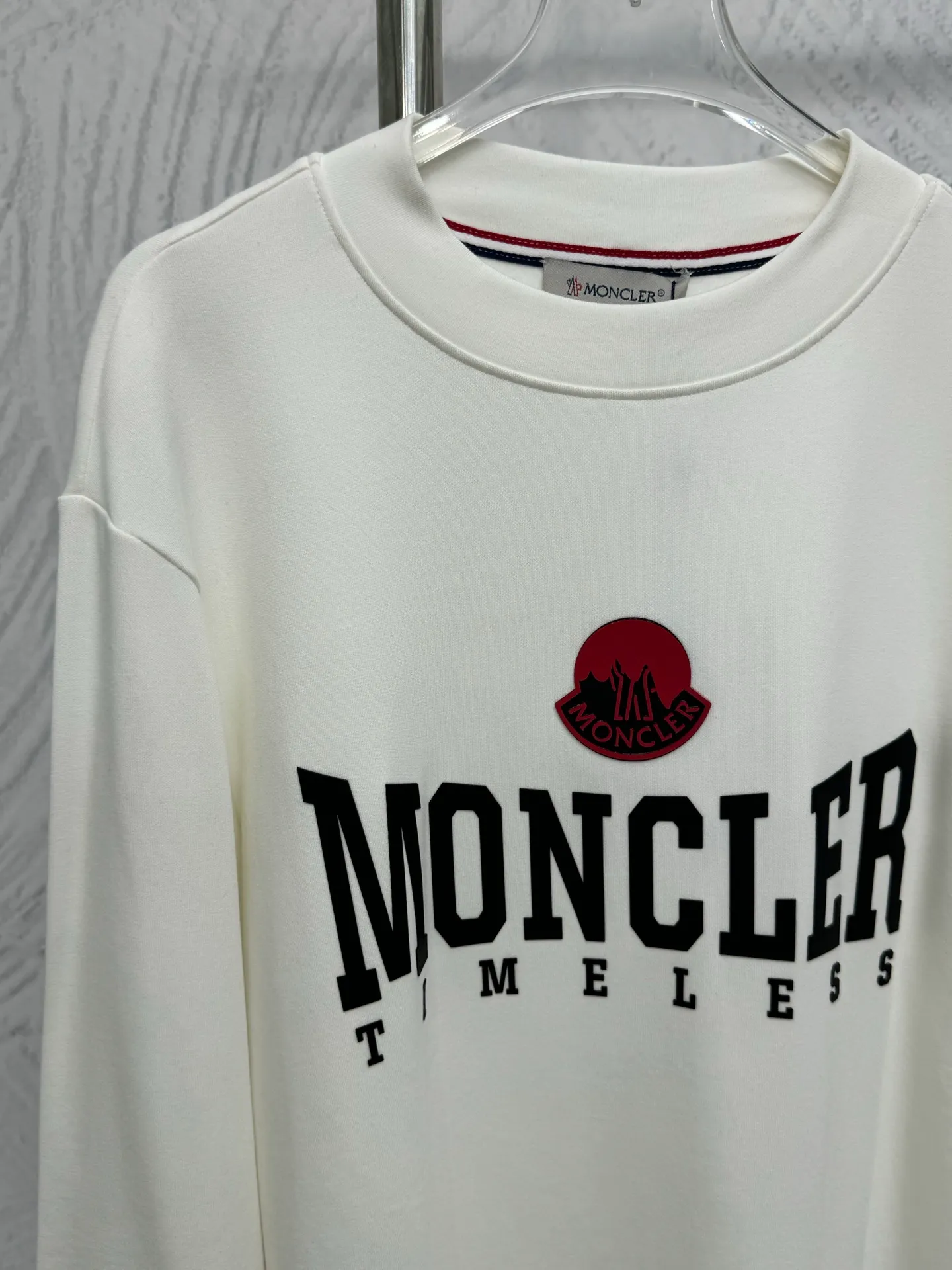 P310 Moncler high-neck plus velvet long-sleeved bottoming shirt for mouth. Soft fabric. Made of imported high-density double-sided stretch cotton fabric. Same style for men and women. Full details. Original pattern. Size: S M L XL 2XL. Color: black white.