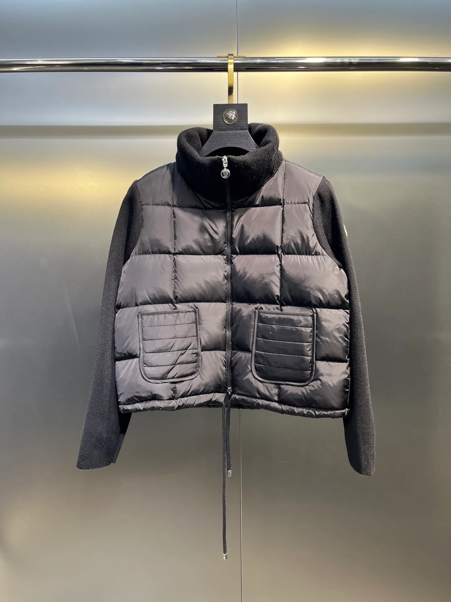 P540 Moncler 24 autumn and winter women's Cardigan stand-up collar spliced ​​knitted down doll style short down knitted material on the back sleeves makes the upper body slimmer Spliced ​​down jacket keeps warm and reduces age Bread square checkered downed upper body is simple and fashionable Hem drawstring design Adjustable version Can be worn alone or layered Color: black milk white Size: S-M-L-XL