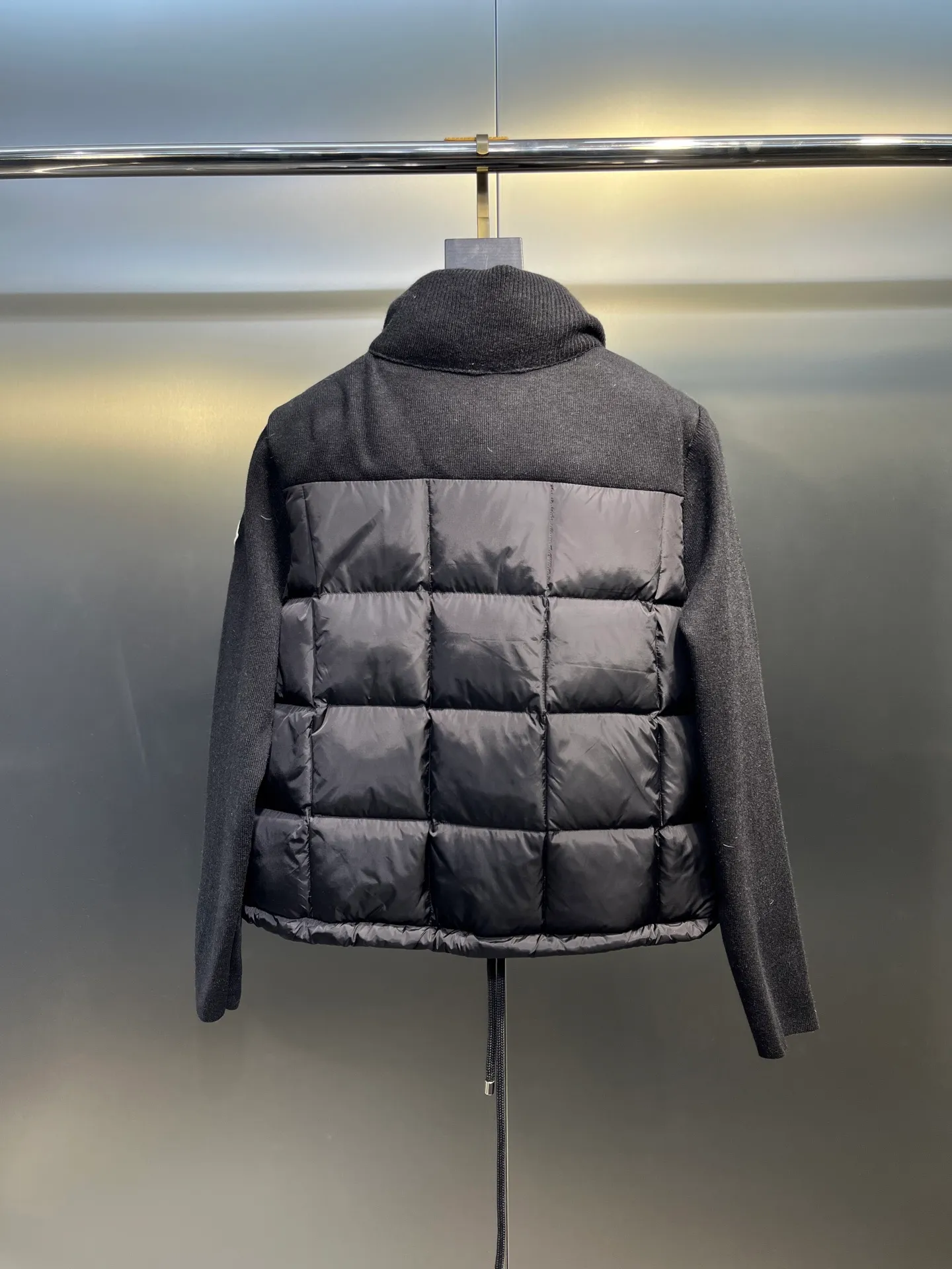 P540 Moncler 24 autumn and winter women's Cardigan stand-up collar spliced ​​knitted down doll style short down knitted material on the back sleeves makes the upper body slimmer Spliced ​​down jacket keeps warm and reduces age Bread square checkered downed upper body is simple and fashionable Hem drawstring design Adjustable version Can be worn alone or layered Color: black milk white Size: S-M-L-XL
