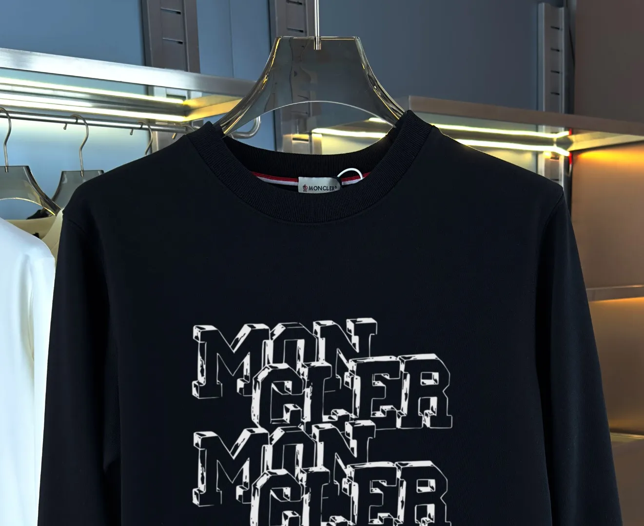 P210 high version sweatshirt) 📦With exclusive picture packaging📦 [Long-term ready stock] Upgraded version "Mobile phone smart sensor ~ NFC chip armband ~ Direct access to the official website anti-counterfeiting" 〖 𝐌𝐎𝐍𝐂𝐋𝐄𝐑 ~ Mouth covering〗 2025 new high quality, using 450g heavyweight fabric Different from the market currency, you can mix and match everything at will and you will be handsome😎The whole clothes is made of double waistcoats. The double waistcoats make the whole dress more three-dimensional. It is not an ordinary factory that can do such fine work. 2025 autumn and winter new style, on sale at the counter, exquisite printed round neck terry sweatshirt. High-end double-ply cotton. Customized stretch ribs are dyed in the same vat. Three standards are complete. It is matched with digital printing patterns and is very breathable. Same style for men and women. Color: black, white, apricot. Size: S M L XL 2XL