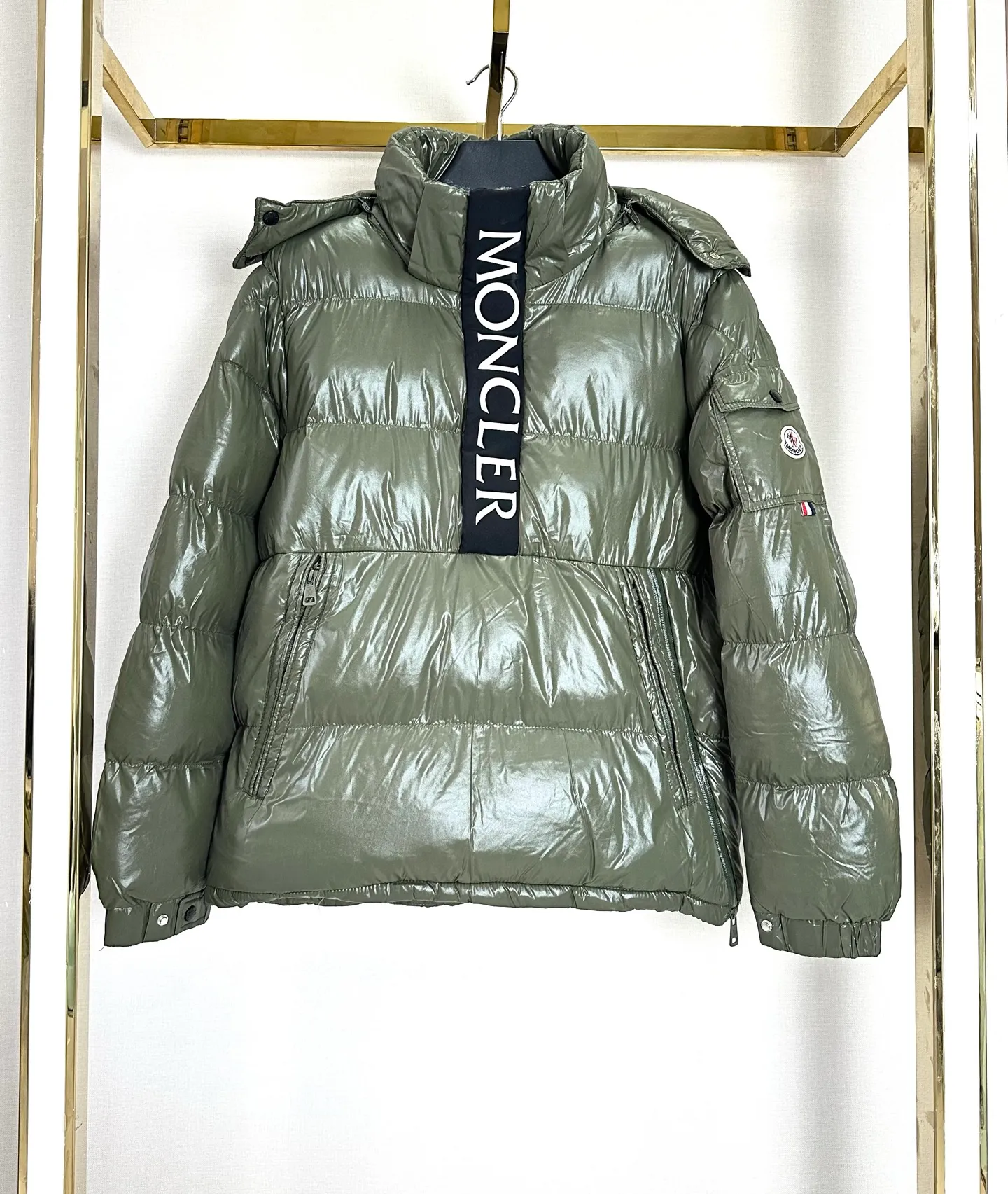 P460 Moncler/Moncler's new top-quality pullover style down jacket. Pullover style, fashionable and warm. Moncler is a unique brand in winter. Encounter the warmth of winter, Moncler is coming. Top quality, excellent warmth. Made with exquisite craftsmanship, it can protect you from the cold and keep you warm. ✨Fashionable design, leading the trend. Whether it is a simple classic style or a personalized fashion style, a muzzle can make you the most dazzling presence on the winter streets. 😎 Embark on a winter journey with your mouth covered. Whether you are strolling on the city streets or exploring the world of ice and snow, Meng Mouth can give you considerate care. Color: black, navy blue, military green Size: M-2XL