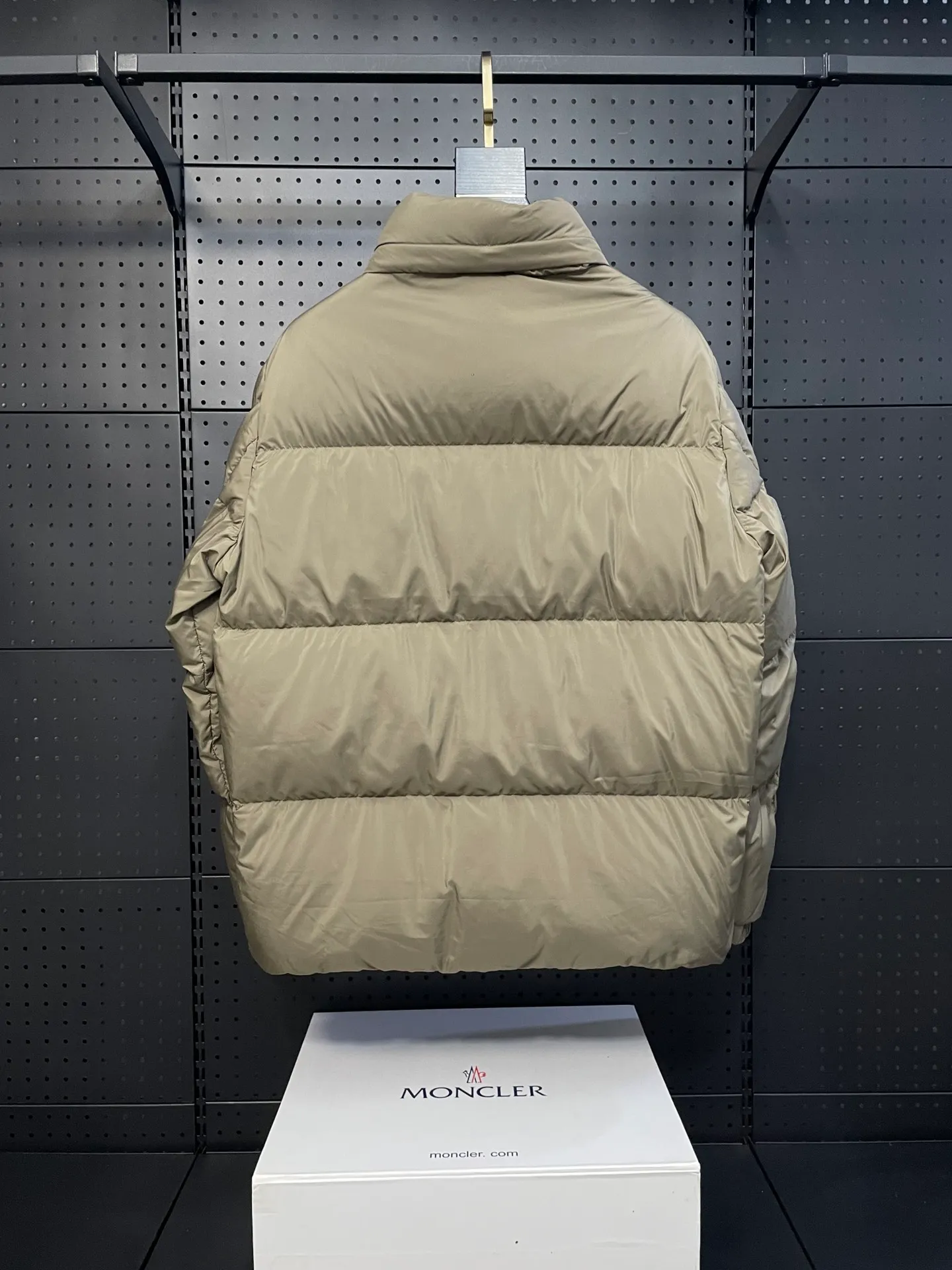 P860 Moncler's new besbre zipper stand-collar down jacket has a new fashionable stand-collar down jacket for autumn and winter. The overall design is simple and beautiful, and it is also very versatile and suitable for any occasion. Paired with a sweatshirt inside, it is fashionable, age-reducing and warm. The body is decorated with leather zipper design pockets, which is fashionable and high-end. The sleeve arms are embellished with the brand's iconic logo, which not only highlights the brand's charm, but also has a high degree of recognition. The luxurious and low-key design is simply great! Powerful functionality brings warmth to the cold winter, is windproof and waterproof, and is filled with 90% velvet content, making you feel warm even on sub-zero nights. Color: Khaki Black Size: 1 2 3 4 5