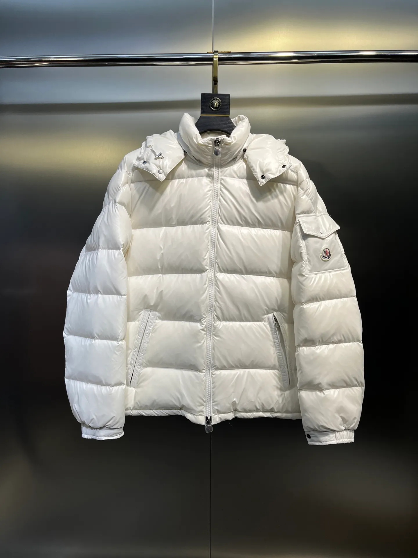 P700 𝗠𝗼𝗻𝗰𝗹𝗲𝗿 𝗠𝗮𝘆𝗮/ Moncler's top-quality Maya down jacket is a super hot style that you can't buy in winter. Eason Chan, Nicholas Tse, and Zhao Lusi have been wearing it one after another. They speak for themselves with their strength, a veteran-level style. This series is known for its fluffy bread style and glossy effect. It is the most popular series in the classic main line of the M family. Buying at the counter and from the official website is basically a matter of rush! Promise me to buy it soon! Just needed series! ! Don’t wait until winter when it’s hard to get one size: 123456