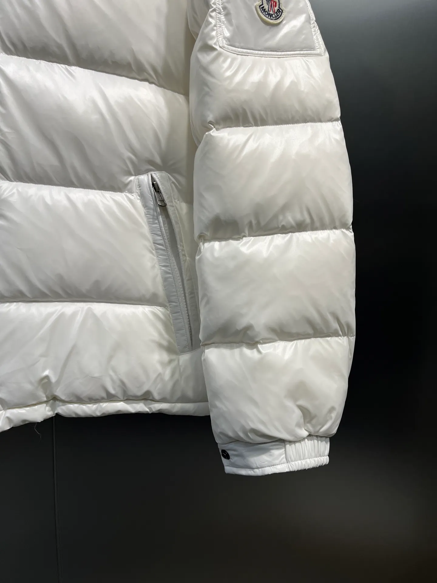 P700 𝗠𝗼𝗻𝗰𝗹𝗲𝗿 𝗠𝗮𝘆𝗮/ Moncler's top-quality Maya down jacket is a super hot style that you can't buy in winter. Eason Chan, Nicholas Tse, and Zhao Lusi have been wearing it one after another. They speak for themselves with their strength, a veteran-level style. This series is known for its fluffy bread style and glossy effect. It is the most popular series in the classic main line of the M family. Buying at the counter and from the official website is basically a matter of rush! Promise me to buy it soon! Just needed series! ! Don’t wait until winter when it’s hard to get one size: 123456