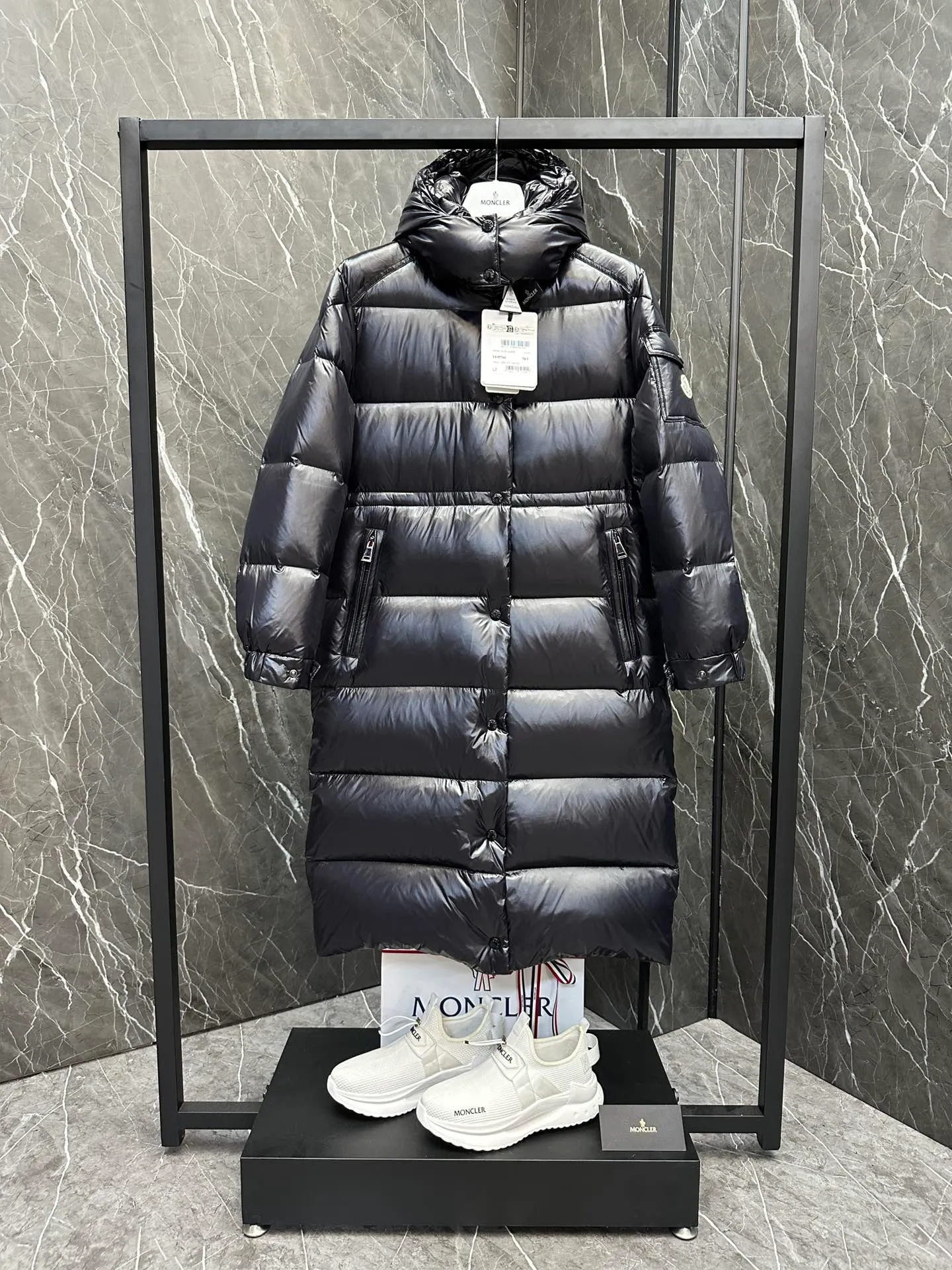 P840 Premium down ⬆️Moncler Cavettaz long women's down jacket jacket. 480g duck down filling ❗️❗️❗️ A walking duvet. Kill all low-end duck down shriveled versions. High-end exclusive. Dedicated to high-demand fairies with obsessive-compulsive disorder. The Cavettaz women's long down jacket is made of iconic nylon laqué fabric and is designed to cope with various environments.  The Cavettaz down jacket features a classic shape and checkered quilting for a simple yet distinct aesthetic. This long piece is made from nylon laqué fabric, giving it the instantly recognizable signature of the brand. Details Made of nylon laqué Nylon laqué lining Filled with down Removable hood Zipper and snap closure Zippered pockets Adjustable cuffs Elastic waist and hem Size: 1234 Black White 123 Fairy