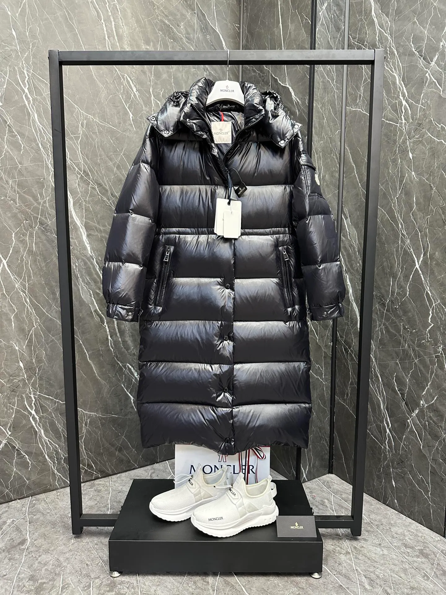 P840 Premium down ⬆️Moncler Cavettaz long women's down jacket jacket. 480g duck down filling ❗️❗️❗️ A walking duvet. Kill all low-end duck down shriveled versions. High-end exclusive. Dedicated to high-demand fairies with obsessive-compulsive disorder. The Cavettaz women's long down jacket is made of iconic nylon laqué fabric and is designed to cope with various environments.  The Cavettaz down jacket features a classic shape and checkered quilting for a simple yet distinct aesthetic. This long piece is made from nylon laqué fabric, giving it the instantly recognizable signature of the brand. Details Made of nylon laqué Nylon laqué lining Filled with down Removable hood Zipper and snap closure Zippered pockets Adjustable cuffs Elastic waist and hem Size: 1234 Black White 123 Fairy
