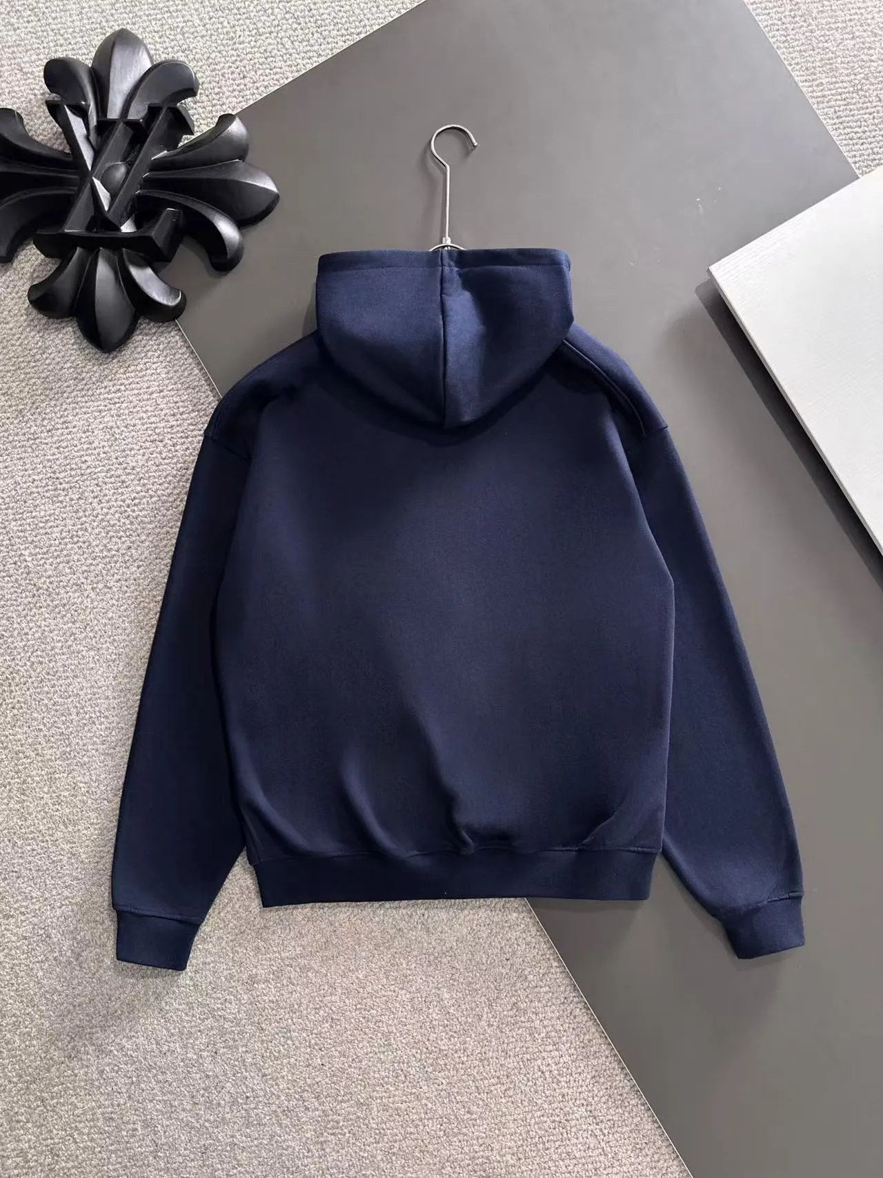 Next day delivery P460 High quality MONCLER/muzzle Exclusive debut of 25ss new autumn and winter lapel double zipper hooded sweatshirt jacket Many stars have the same style. Craftsmanship that ordinary small workshops cannot copy. We are not afraid of any challenges in terms of materials, detail restoration and craftsmanship, just to provide you with wonderful products. Compare the top original versions at will. No expense is spared just to do better. Unique imported fabric feel. Purely imported German machine production. Precision operation and thousands of needle density. A full set of new accessories with three standards can be customized at the same time. The upper body is versatile and fashionable. The perfect choice for autumn and winter. The must-have item. Size chart: S to XXL (or state your height and weight when placing an order)