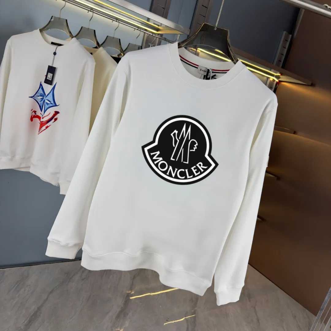 P210 high version sweatshirt) 📦With exclusive picture packaging📦 [Long-term ready stock] Upgraded version "Mobile phone smart sensor ~ NFC chip armband ~ Direct access to the official website anti-counterfeiting" 〖 𝐌𝐎𝐍𝐂𝐋𝐄𝐑 ~ Mouth covering〗 2025 new high quality, using 450g heavyweight fabric Different from the market currency, you can mix and match everything at will and you will be handsome😎The whole clothes is made of double waistcoats. The double waistcoats make the whole dress more three-dimensional. It is not an ordinary factory that can do such fine work. 2025 autumn and winter new style, on sale at the counter, exquisite printed round neck terry sweatshirt. High-end double-ply cotton. Customized stretch ribs are dyed in the same vat. Three standards are complete. It is matched with digital printing patterns and is very breathable. Same style for men and women. Color: black, white, apricot. Size: S M L XL 2XL