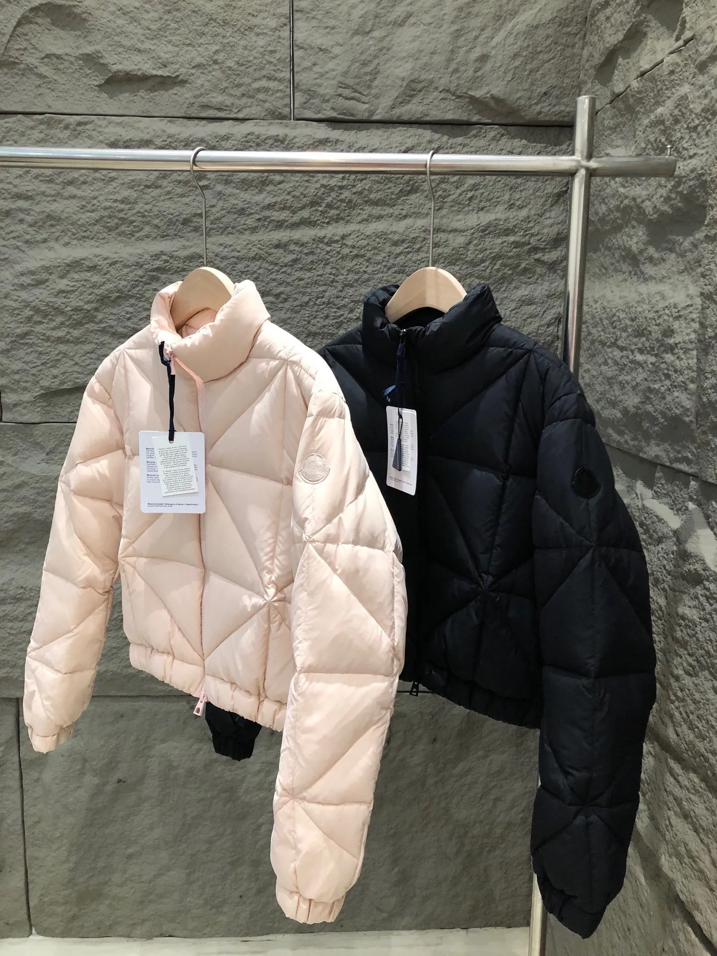 P880 Moncler 25 New Anafi Diamond Quilted Short Down Jacket Women's Jacket The Anafi down jacket is decorated with large-sized classic diamond quilting, creating a sense of three-dimensionality and texture. Short design, made from fine, soft nylon fabric for a gorgeous, comfortable feel. This warm piece embodies a modern aesthetic. Color: Pink/Black Size: 0/1/2/3