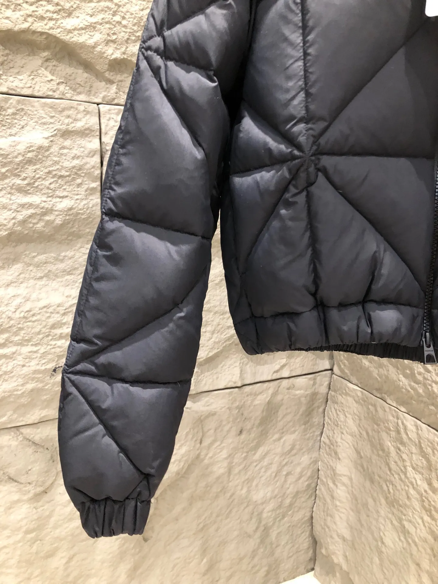 P880 Moncler 25 New Anafi Diamond Quilted Short Down Jacket Women's Jacket The Anafi down jacket is decorated with large-sized classic diamond quilting, creating a sense of three-dimensionality and texture. Short design, made from fine, soft nylon fabric for a gorgeous, comfortable feel. This warm piece embodies a modern aesthetic. Color: Pink/Black Size: 0/1/2/3