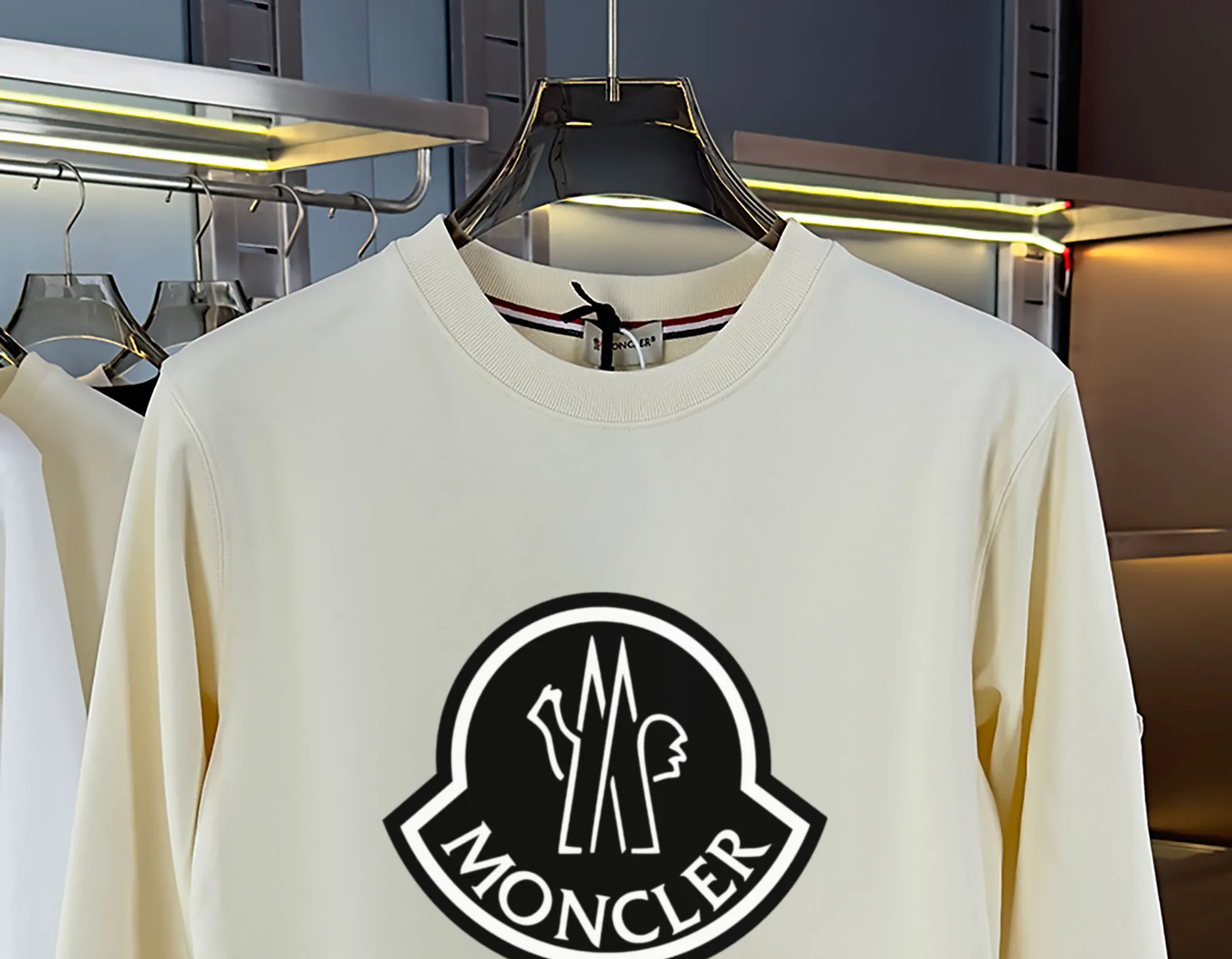 P210 High-version sweatshirt) [Long-term stock] 〖𝐌𝐎𝐍𝐂𝐋𝐄𝐑~Mask〗 Made of 440g heavy-weight fabric. It is different from the market currency. It can be matched with any variety and is properly handsome. 😎The whole dress is made of double waistcoats. The double waistcoats make the whole dress more three-dimensional. Not ordinary factories can do such fine work. 2025 Spring runway version of the T stage, on sale at the counter, round neck terry sweatshirt, high-end double-strand pure cotton, custom-made stretch ribs, dyed in the same vat, complete with three standards, matched with exquisite embroidered LOGO on the chest, simple and advanced, same style for men and women. Color: black, apricot, white, size: S M L XL 2XL
