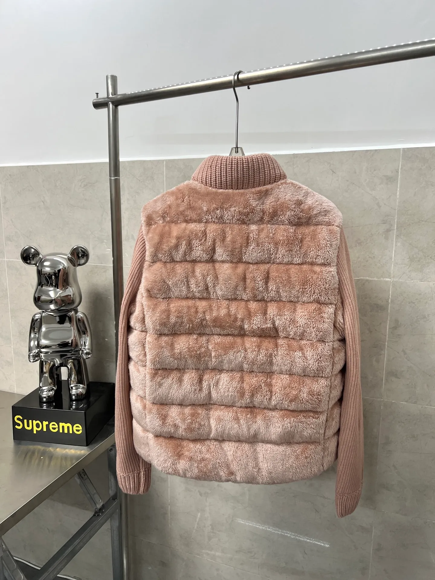 P700 Moncler's new wool sleeve splicing down jacket for autumn and winter. Classic stand-up collar zipper design. A must-have item for layering in autumn and winter. Customized eco-friendly Teddy plush fabric is soft and delicate. The version is versatile, age-reducing and fashionable. Imported machine sewing line crafts. Customized hardware matching. Textured gamers must buy. Color: White Pink Size: S M L