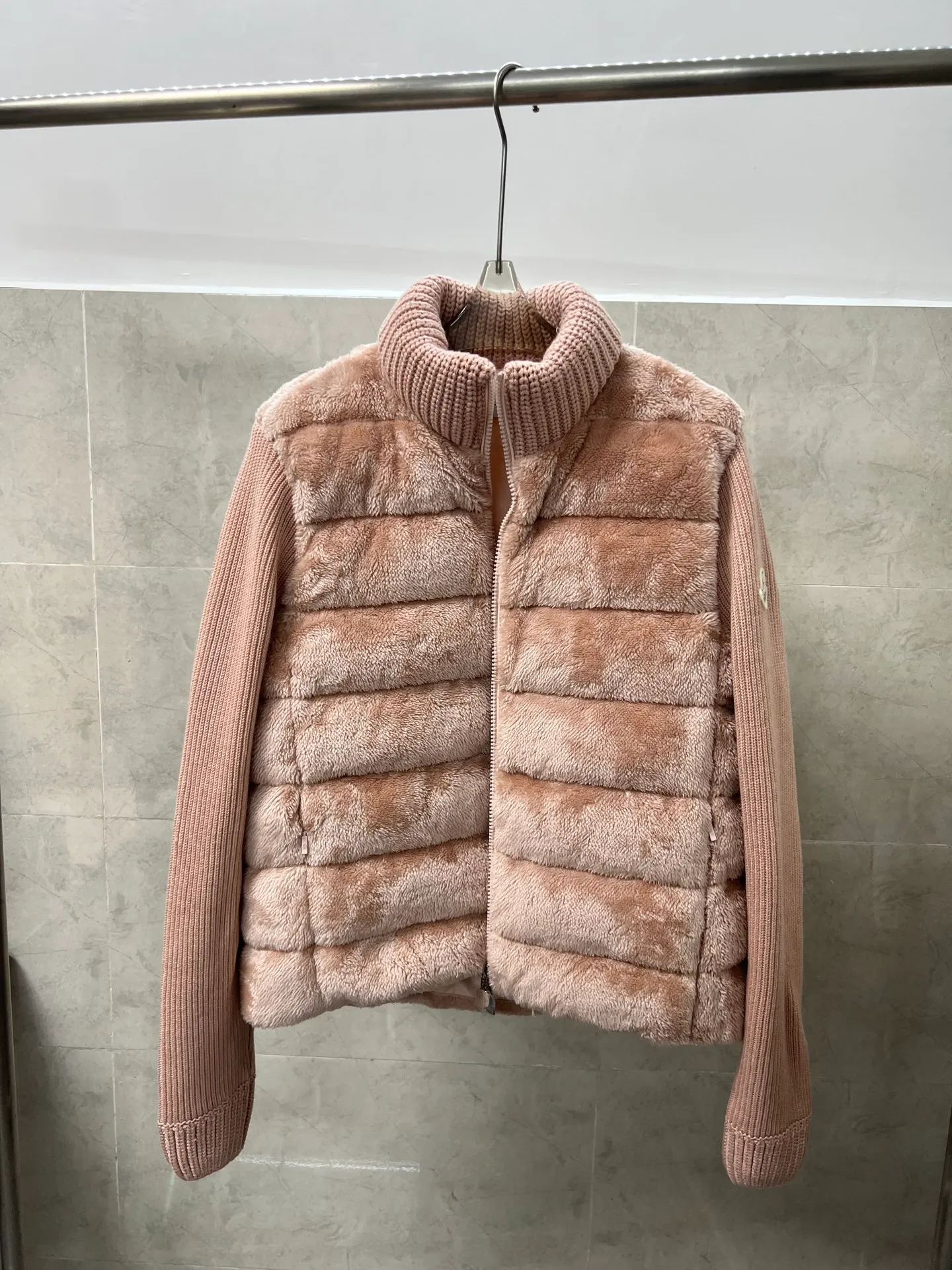 P700 Moncler's new wool sleeve splicing down jacket for autumn and winter. Classic stand-up collar zipper design. A must-have item for layering in autumn and winter. Customized eco-friendly Teddy plush fabric is soft and delicate. The version is versatile, age-reducing and fashionable. Imported machine sewing line crafts. Customized hardware matching. Textured gamers must buy. Color: White Pink Size: S M L