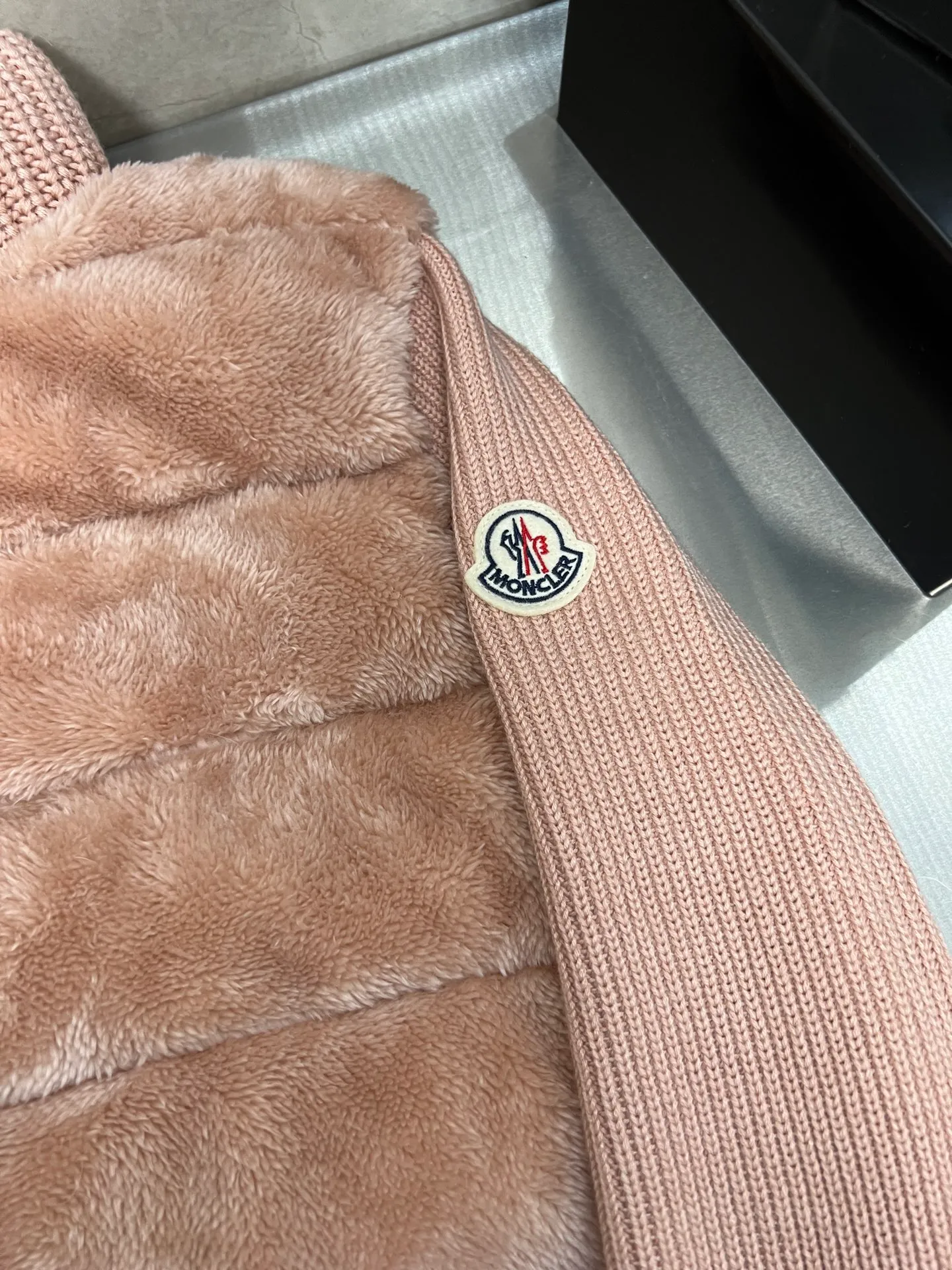 P700 Moncler's new wool sleeve splicing down jacket for autumn and winter. Classic stand-up collar zipper design. A must-have item for layering in autumn and winter. Customized eco-friendly Teddy plush fabric is soft and delicate. The version is versatile, age-reducing and fashionable. Imported machine sewing line crafts. Customized hardware matching. Textured gamers must buy. Color: White Pink Size: S M L