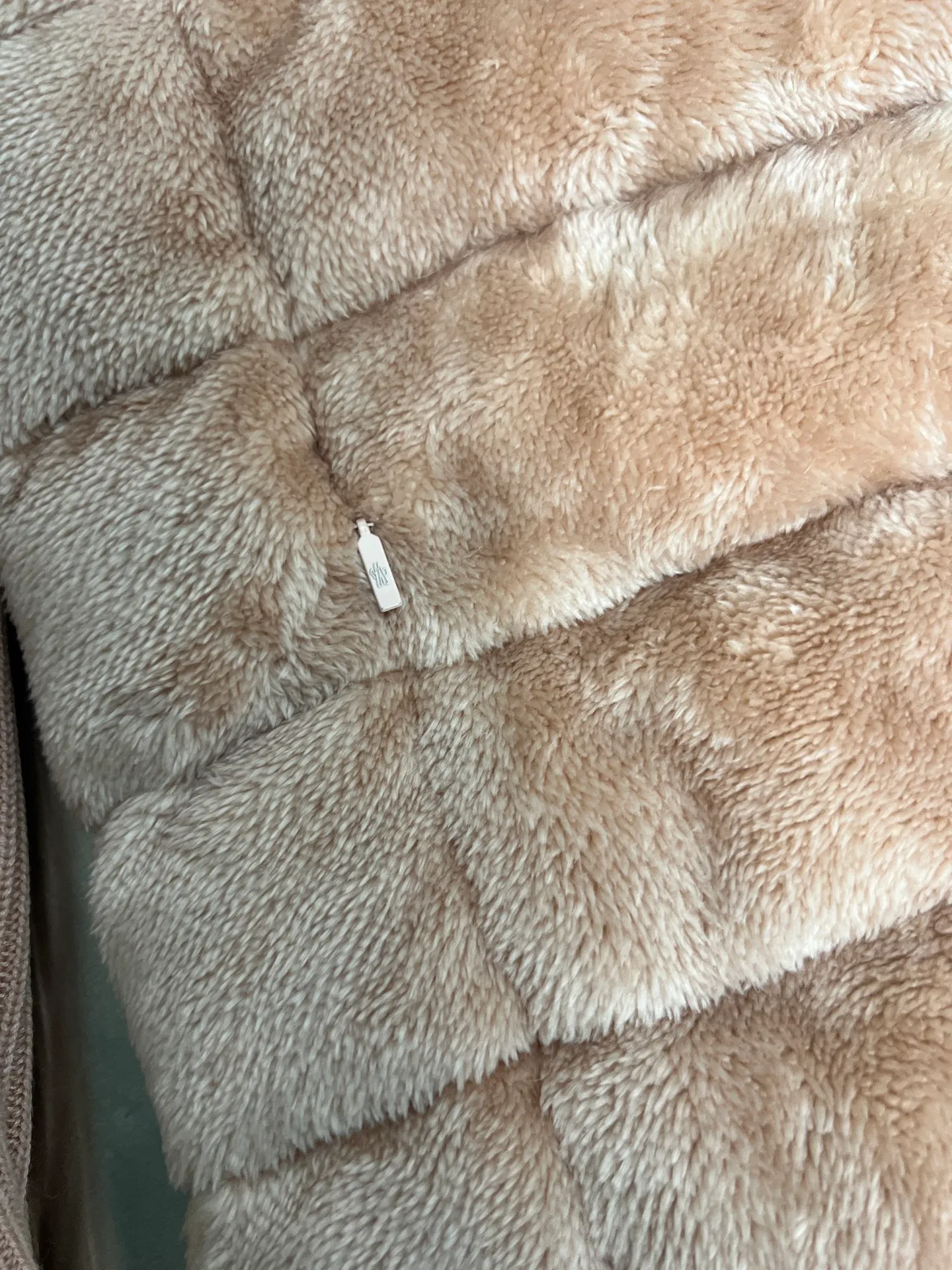 P700 Moncler's new wool sleeve splicing down jacket for autumn and winter. Classic stand-up collar zipper design. A must-have item for layering in autumn and winter. Customized eco-friendly Teddy plush fabric is soft and delicate. The version is versatile, age-reducing and fashionable. Imported machine sewing line crafts. Customized hardware matching. Textured gamers must buy. Color: White Pink Size: S M L