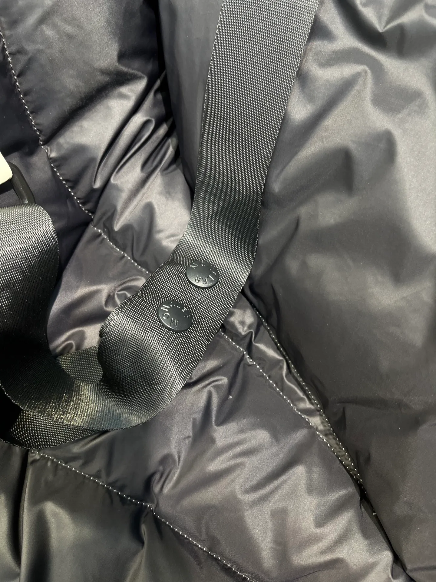P1000 moncler 🌟 2025 new autumn and winter down jacket. Original 1:1 customized hardware accessories, all imported and original customization. Welcome to compare at the counter. Absolutely high quality. Made of top 90 down. Super soft. Full and fluffy. Super heavy workmanship. Fabric workmanship. 👍Perfect version. Note⚠The fabric is super comfortable. Exclusive model. Non-market product. Same style for men and women. Size: s-xxl