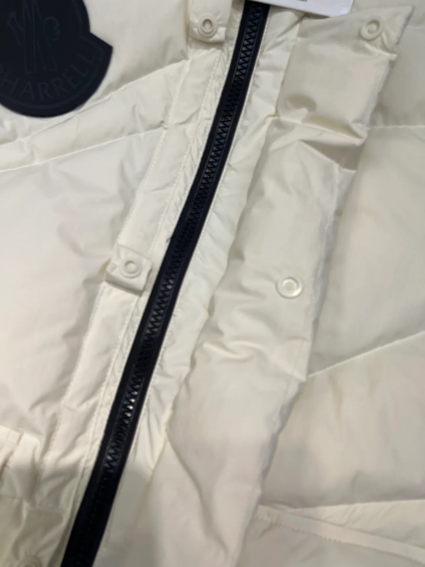 P1000 moncler 🌟 2025 new autumn and winter down jacket. Original 1:1 customized hardware accessories, all imported and original customization. Welcome to compare at the counter. Absolutely high quality. Made of top 90 down. Super soft. Full and fluffy. Super heavy workmanship. Fabric workmanship. 👍Perfect version. Note⚠The fabric is super comfortable. Exclusive model. Non-market product. Same style for men and women. Size: s-xxl